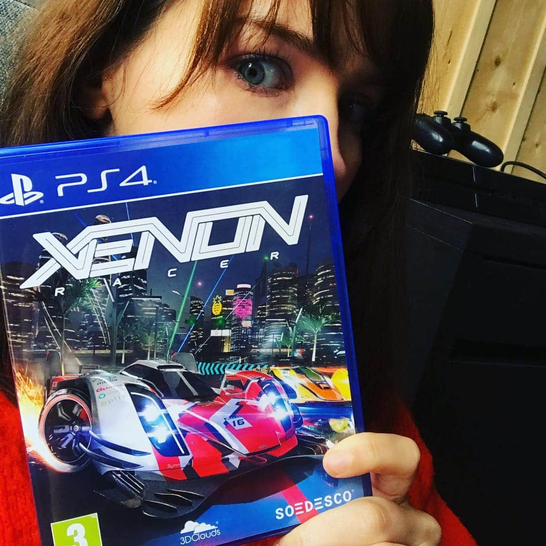 ステファニー・ヨーステンさんのインスタグラム写真 - (ステファニー・ヨーステンInstagram)「How cool to receive a copy of #xenonracer before it’s even released! Thank you @soedesco !❤️🙏 @3dclouds.it #ps4 #soedesco #racinggame #gamergram」3月16日 22時11分 - stefaniejoosten