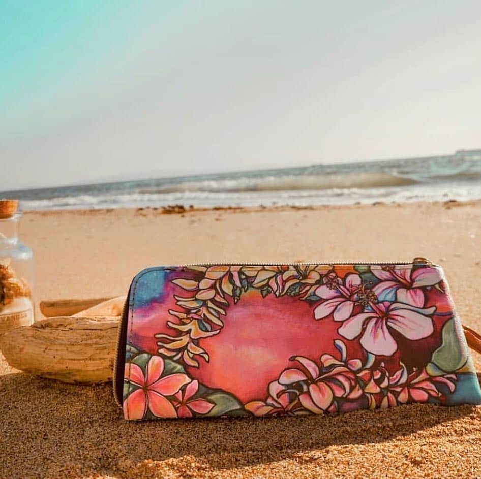 のインスタグラム：「🌺 ミニに続き、ロングウォレットも大人気😍💕 ・ 今なら #楽天 サイトで全品ポイント10倍中🧡 全デザイン即納対応しております✨ ・ THANK YOU #Repost @lilym_26 ♡♡♡ ・ 他にも春新作が続々入荷しておりますのでぜひお見逃しなく！ @laleia_official  @colleenwilcoxgallery_jp  #colleen#colleenwilcox#art#hawaii#aloha#surf#beach#iphone#outer#fashion#laleia#ハワイ#フォトジェニック#インスタ映え#インスタ女子#アロハ#ビーチ#春#新作#海を感じる雑貨#ラレイア#ギフト#プレゼント#アート#ビーチガール#サーフスタイル#財布#楽天」