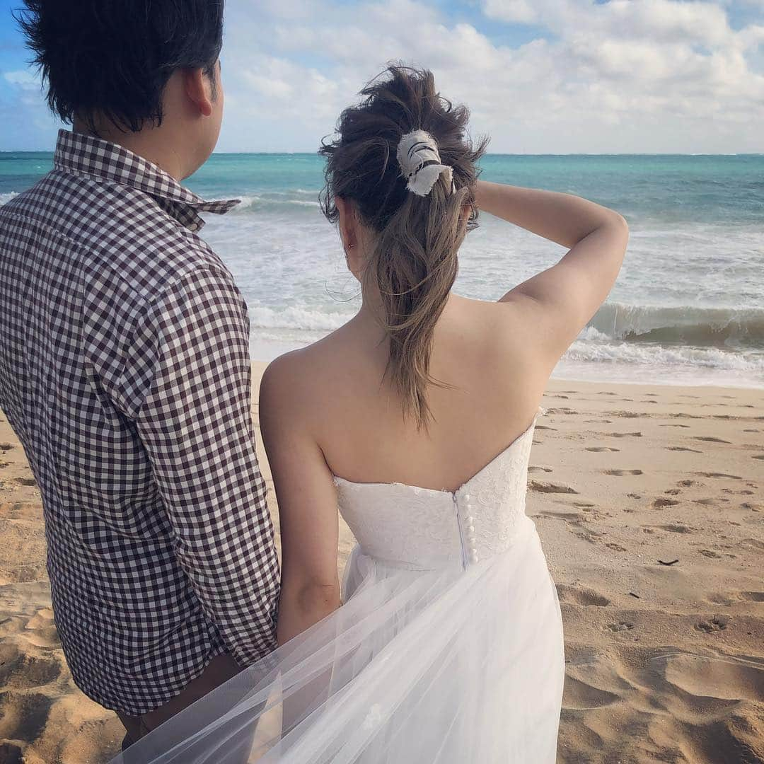 瀬戸サオリさんのインスタグラム写真 - (瀬戸サオリInstagram)「ハネムーン Day2🌺🌈 . weddingの後撮り撮影📸 デザインしたドレスを連れて やりたかったヘアを お願いしました♥️ ヘアチェンジ４回😍🌈 . 場所は ✔︎ワイマナロビーチ ✔︎ワイマナロ周辺 ✔︎コーラル山脈 ✔︎マカプウビーチ ✔︎タウン あとまだ沢山移動しました🚗 . そして本当に最高でした🤙 カメラマンさんも ヘアメイクさんも 大好きになった１日🌺 . 夫婦の最高の思い出に なりました🤳 ＿＿＿＿＿＿＿＿＿＿＿＿ #ハワイ #ハネムーン #後撮り #ビーチ撮影 #ワイマナロビーチ  #ウェデングフォト #デザインドレス #hawaii  #wedding #weddingdress  #beach #saori_wedding1118」3月16日 22時25分 - seto_saori