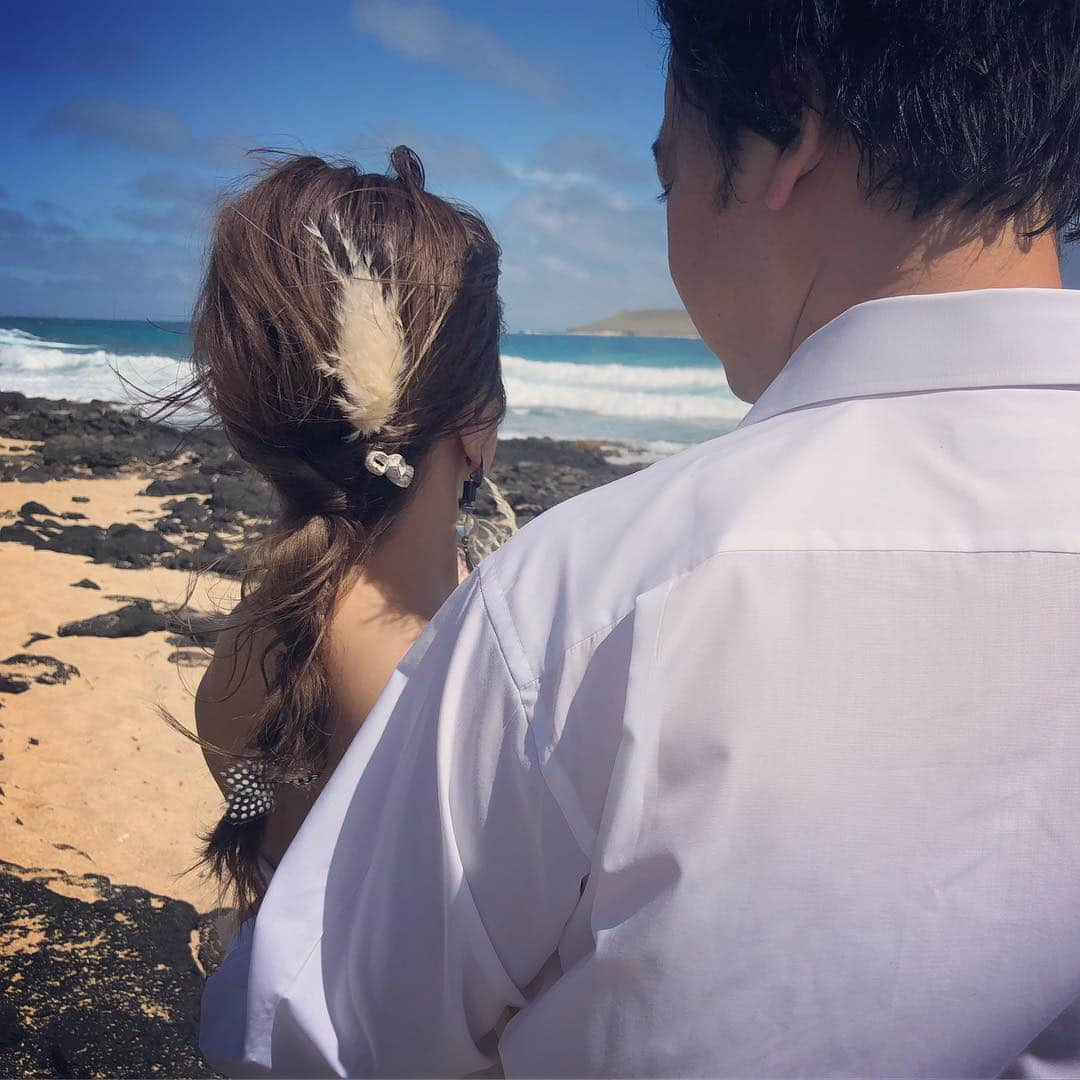 瀬戸サオリさんのインスタグラム写真 - (瀬戸サオリInstagram)「ハネムーン Day2🌺🌈 . weddingの後撮り撮影📸 デザインしたドレスを連れて やりたかったヘアを お願いしました♥️ ヘアチェンジ４回😍🌈 . 場所は ✔︎ワイマナロビーチ ✔︎ワイマナロ周辺 ✔︎コーラル山脈 ✔︎マカプウビーチ ✔︎タウン あとまだ沢山移動しました🚗 . そして本当に最高でした🤙 カメラマンさんも ヘアメイクさんも 大好きになった１日🌺 . 夫婦の最高の思い出に なりました🤳 ＿＿＿＿＿＿＿＿＿＿＿＿ #ハワイ #ハネムーン #後撮り #ビーチ撮影 #ワイマナロビーチ  #ウェデングフォト #デザインドレス #hawaii  #wedding #weddingdress  #beach #saori_wedding1118」3月16日 22時25分 - seto_saori