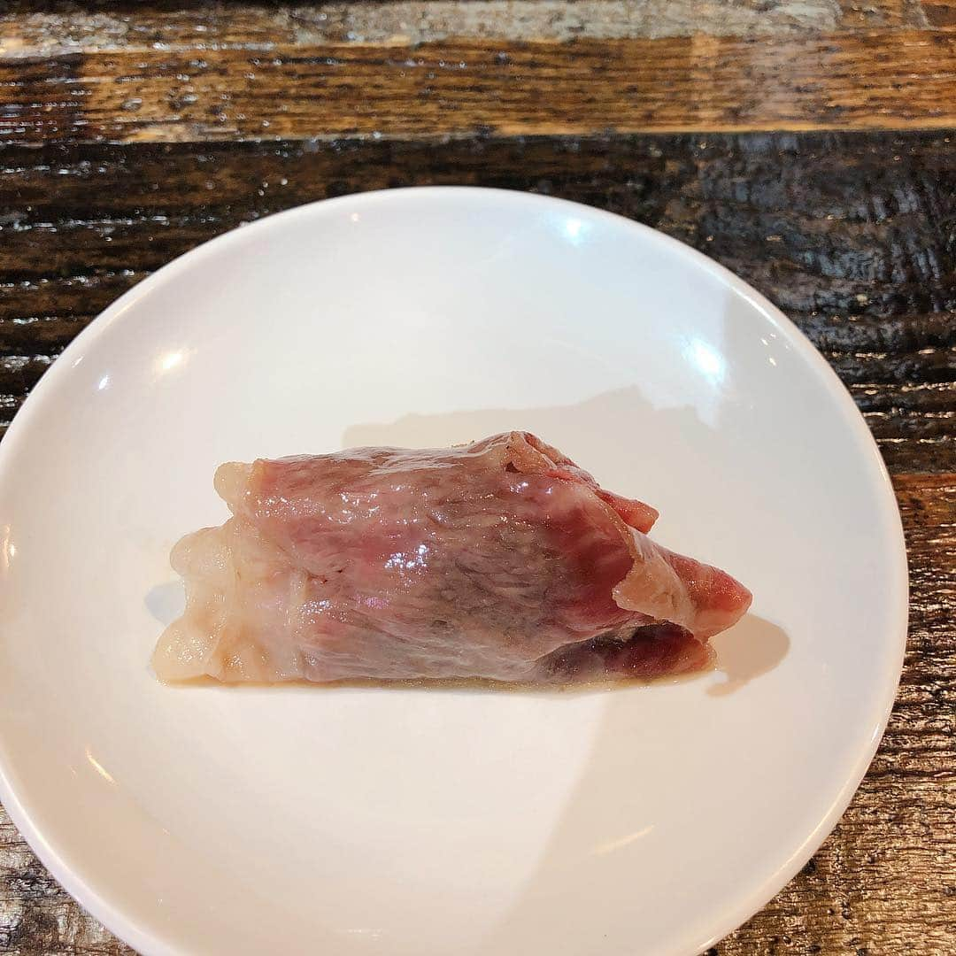 悠未ひろさんのインスタグラム写真 - (悠未ひろInstagram)「私のエネルギーの源  肉‼️ これはお気に入りのメニューでサーロイン炙り手まり  #バル  #ニクバッカ  #美味しい #お気に入り #まず #こちらを食せよ」3月16日 22時25分 - hiroyuumitomo