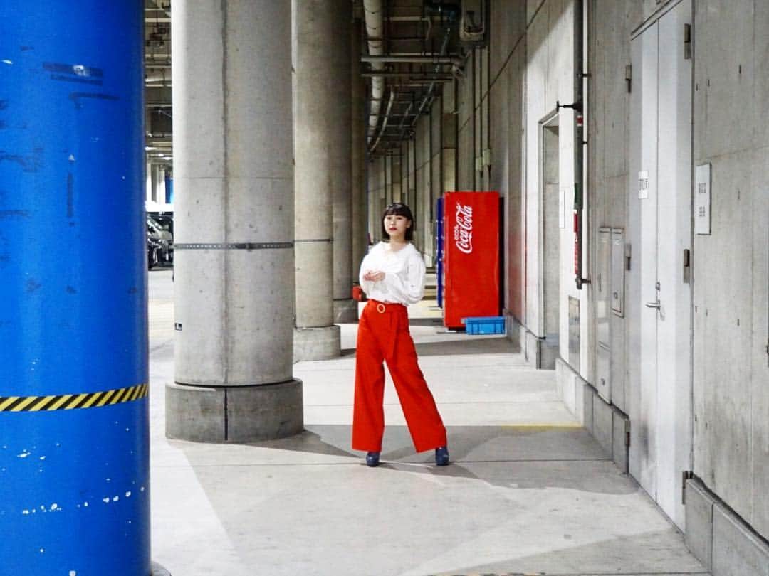 豊永阿紀さんのインスタグラム写真 - (豊永阿紀Instagram)「赤いパンツを買った。迷いのない赤一色のパンツ。買うつもりはなかったのに、いま、私のもとにいる。本当は、チェック柄を買おうと思っていた。つい数秒前まで。 . . 尊敬する人の作った服。尊敬する人の特別な日に、何か買いたいと思った。悩んだ結果、当日のお目当てはレッド、ブラウン、ブルーのチェックで展開されているチェック柄のパンツ。の、ブルー。 . . なんとか時間内にたどり着いた会場で、これのブルーをくださいというと、「申し訳ありません。レッドしか在庫がなくて、」と言われた。先行発売日×閉まってしまうギリギリの時間、仕方ない、当たり前だと思った。だけど、レッドのチェックも第二候補だったので、それをお願いします。といった。 . . すると、手渡されたのは、真っ赤のパンツだった。ありがとうございます、と受け取り、そこでやっと、チェックの他にこの赤があったことを思い出した。会場は満杯の人、並んでしまっている列、手のひらに乗る赤を見つめた。正直、どうしようか、一度戻してもらおうかと考えた。だけど言い出す勇気がない。どうしようか。もう一度赤を見る。すると、名前の書いてあるタグと目があった。この子の名前は、「こういう自分を知るパンツ」 . . 私は赤い服が好きだ。似合うねと言われてからは、もっと好きになった。真っ赤なワンピースを何着も持っている。どれも違う大切な服たち。なのになぜ、このパンツにこんなに迷うのか。好きなのに、形も色も、好きなのになぜ。 . . その答えは簡単だった。「似合わない」を恐れていた。他の服でもそうだった。少しでも派手な服を着ると、笑われてしまうんじゃないかと、そればかり考えていた。着た自分のことなんて、まだ何も知らないのに、他人のために、自分の好きを変えるなんて。自分が好きなら、それが全てなんじゃないか。服って、お洒落ってそういうものじゃないのか。この名前にそう、気づかされた。 . . ここの服はどれも名前を持っていて、私たちの名前と同じように意味があって、そのどれもに物語がある。この名前の由来はまだ教えてもらってないけれど、それとは別の、わたしとこの子の物語。大切なことを教えてくれた、この子との物語。 . . 買って数日が経った。 ついに、履いてみた。 新しい私を知れた気がした。 おしゃれだなぁ、といつも思っている人に褒められた。 派手だとは言われたけれど、似合わないとは言われなかった。言わなかっただけなのかも知れないけれど、そんなことどうだっていいと思えた。 私が好きならそれでいいし、好きを続けたら、それが私になるんだなぁ、とふと思った。私のところに来てくれてありがとう。 . .  大好きな一枚と、私のはなし。 #lebeccaboutique #レベッカブティックとわたし」3月16日 22時25分 - aki_t_official