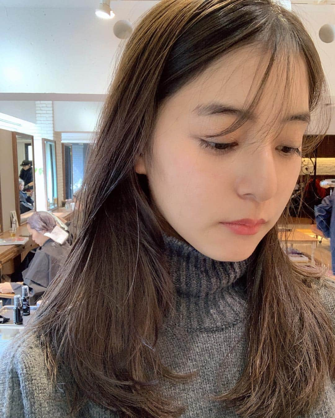 新木優子さんのインスタグラム写真 - (新木優子Instagram)「ちょきーーん✂️ 久しぶりに髪の毛を切りました☺️ そして、なんとなくニュアンスが欲しいのとずっと試してみたくて、、 １０年ぶりに前髪を少し本当に本当に少しだけニュアンスですーくんに作ってもらいました☺️‼︎ 普通にしてたら今まで通りなんだけどふとした時に前髪が現れてなんかそわそわする、、😳 きっとすぐ伸ばしちゃうと思うけど、色々と楽しもう♡」3月16日 22時18分 - yuuuuukko_