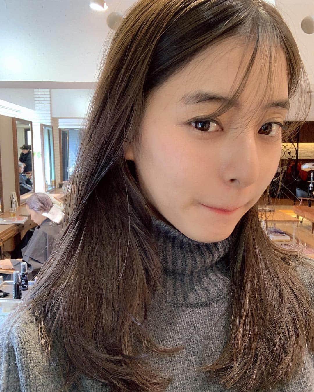 新木優子さんのインスタグラム写真 - (新木優子Instagram)「ちょきーーん✂️ 久しぶりに髪の毛を切りました☺️ そして、なんとなくニュアンスが欲しいのとずっと試してみたくて、、 １０年ぶりに前髪を少し本当に本当に少しだけニュアンスですーくんに作ってもらいました☺️‼︎ 普通にしてたら今まで通りなんだけどふとした時に前髪が現れてなんかそわそわする、、😳 きっとすぐ伸ばしちゃうと思うけど、色々と楽しもう♡」3月16日 22時18分 - yuuuuukko_