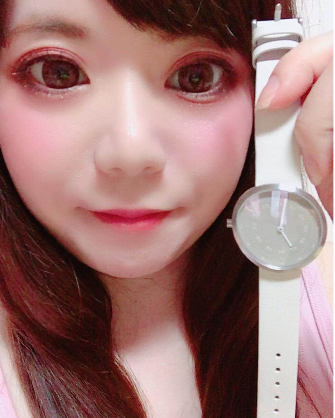 hoshizaki eriさんのインスタグラム写真 - (hoshizaki eriInstagram)「. こんばんは🌃💕😌 . わたしはアクセや時計⌚は 服装やTPOによって変えたい方なのですが またまた素敵な時計⌚が届いたので コーデと共にご紹介いたします💝(∩´∀`∩) . @mavenjapan の時計⌚です♥️ 文字盤のデザインが シンプルなんだけど凝っていて 上品で大人らしいデザインだし 付け心地がすごく軽いところも お気に入りポイント💖✨ (重いと外したくなってしまうのです😭💦) . そして！クーポンコード【eri0315】で 全商品 10%offになります💗 (クーポン使用期限は本日より1年間です💘) . @mavenjapan のHPはこちら💕🍀😌 →http://mavenwatches.jp ↑こちらはあとでストーリーにも リンクを貼っておきますね😌🎀💗 . コーデは @niceclaup_official_ の グレーのゆるニットワンピ💖！ これ本当に可愛いし冬はヘビロテで お気に入りすぎて全色揃えちゃいました💗 バッグ👜は @jillbyjillstuart_official  スリッポン👟は @onitsukatigerjp  アクセは @queen.lupis と 楽チンフェミニンカジュアル風！🌷✨💗 . 春は花粉が物凄く辛いですが 春ファッション🌸は大好き❣️ ゆるカーデ、大好きなワンピ、 お洒落セットアップなどなど、 早く着たくてうずうずしてます💖(*´ω`*) . あとこれは また別で詳しく書きますが 念願の 幸せのパンケーキ銀座店で 食べたパンケーキが すーっごくふわっふわで 美味しくて感動ものでしたー！💖✨ また食べたいなぁ…😋🎀💗 . . #mavenwatches #マベン #マベンウォッチズ #腕時計 #時計 #手元倶楽部 #watches #大人ウォッチ #springhascome🌸 #pleaselikeit #likebackalways #followme #followback #相互フォロー #pinkpinkpink💕 #knitonepiece👗 #大人コーデ #手元オシャレ #springcode #ootd #cafestagram #ahappypancake #幸せのパンケーキ #오오티디 #맞팔 #팔로미 #뷰티인스타 @mavenjapan」3月16日 22時23分 - eriiinyan17