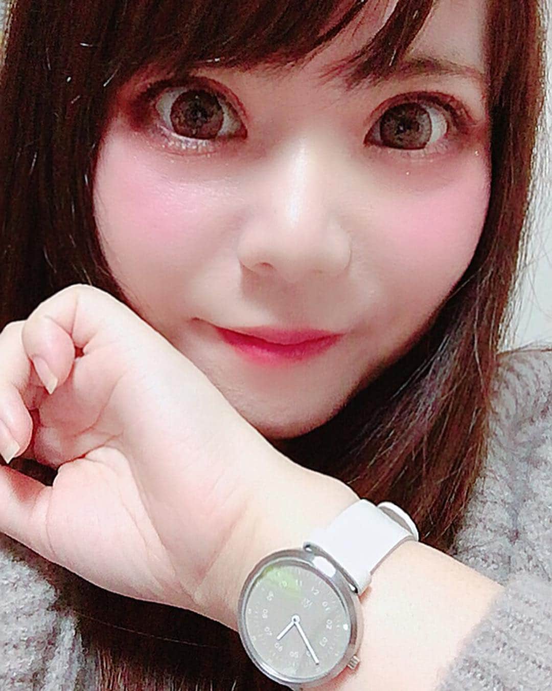 hoshizaki eriのインスタグラム：「. こんばんは🌃💕😌 . わたしはアクセや時計⌚は 服装やTPOによって変えたい方なのですが またまた素敵な時計⌚が届いたので コーデと共にご紹介いたします💝(∩´∀`∩) . @mavenjapan の時計⌚です♥️ 文字盤のデザインが シンプルなんだけど凝っていて 上品で大人らしいデザインだし 付け心地がすごく軽いところも お気に入りポイント💖✨ (重いと外したくなってしまうのです😭💦) . そして！クーポンコード【eri0315】で 全商品 10%offになります💗 (クーポン使用期限は本日より1年間です💘) . @mavenjapan のHPはこちら💕🍀😌 →http://mavenwatches.jp ↑こちらはあとでストーリーにも リンクを貼っておきますね😌🎀💗 . コーデは @niceclaup_official_ の グレーのゆるニットワンピ💖！ これ本当に可愛いし冬はヘビロテで お気に入りすぎて全色揃えちゃいました💗 バッグ👜は @jillbyjillstuart_official  スリッポン👟は @onitsukatigerjp  アクセは @queen.lupis と 楽チンフェミニンカジュアル風！🌷✨💗 . 春は花粉が物凄く辛いですが 春ファッション🌸は大好き❣️ ゆるカーデ、大好きなワンピ、 お洒落セットアップなどなど、 早く着たくてうずうずしてます💖(*´ω`*) . あとこれは また別で詳しく書きますが 念願の 幸せのパンケーキ銀座店で 食べたパンケーキが すーっごくふわっふわで 美味しくて感動ものでしたー！💖✨ また食べたいなぁ…😋🎀💗 . . #mavenwatches #マベン #マベンウォッチズ #腕時計 #時計 #手元倶楽部 #watches #大人ウォッチ #springhascome🌸 #pleaselikeit #likebackalways #followme #followback #相互フォロー #pinkpinkpink💕 #knitonepiece👗 #大人コーデ #手元オシャレ #springcode #ootd #cafestagram #ahappypancake #幸せのパンケーキ #오오티디 #맞팔 #팔로미 #뷰티인스타 @mavenjapan」