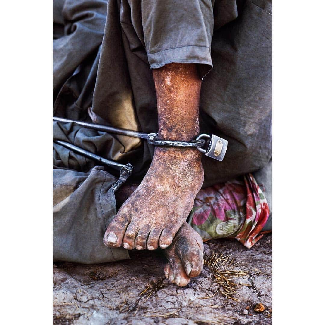 スティーブ・マカリーさんのインスタグラム写真 - (スティーブ・マカリーInstagram)「The brutality of war took its toll on soldiers and the populace alike. A patient at a hospital was kept in leg irons as he was a danger to his fellow inmates.  First image: #Jalalabad, #Afghanistan, 1992.  Second image: #Herat, #Afghanistan, 1992.」3月16日 22時33分 - stevemccurryofficial