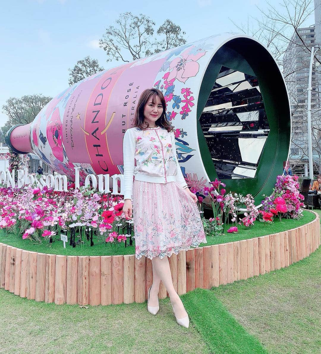 Miku Hirata 平田未来さんのインスタグラム写真 - (Miku Hirata 平田未来Instagram)「Today I visited Tokyo Midtown with my family💓 There were a lot of 🌸 flowers 🌸 * * お天気がちょうど晴れたので、 #chandonblossomlounge へ🌸 #リッツカールトン東京 のスイーツで カフェしてきました💓 * 次男が寝てくれていたので、 長男と家族で3人☺️☕️ 敷地が広かったので助かりました🙇‍♀️💐 * 大きな #シャンドン の周りに、お花がたくさんあり、桜も咲いたら本当に入れなくなりそう😳 ドーム型の #シャンドンスイート は、予約ができて、#ブロッサムパーティー セットが楽しめるそう🌷 * 桜を眺めながら、#グランピングキャンプ っぽくもあるし、デートや女子会も楽しそう☺️💓こちらは、4月14日まで開催❣️ * #春メイク2019 には、ランコムに加えて、#vtbts のコスメを、ニューインしました💄 #リップルージュ が、#韓国メイクアップ らしく、濃いレッドに感じました💋 * メイクの詳細はまた後日😉💓 * #ミッドタウンガーデン #東京ミッドタウン六本木 #さくら通り沿い #ブロッサムピンク #シャンドンロゼ #春を感じる #もうすぐ開花 #韓流コスメ #韓国風メイク #ランコムリップ #大理石リップ #タンイドルウルトラウェアコンシーラー #chesty  #チェスティ #チェスティコーデ #トッコクローゼット #ママコーデプチプラ #男の子ママコーデ #1歳ママ #いいね返し」3月16日 22時28分 - miku.hirata