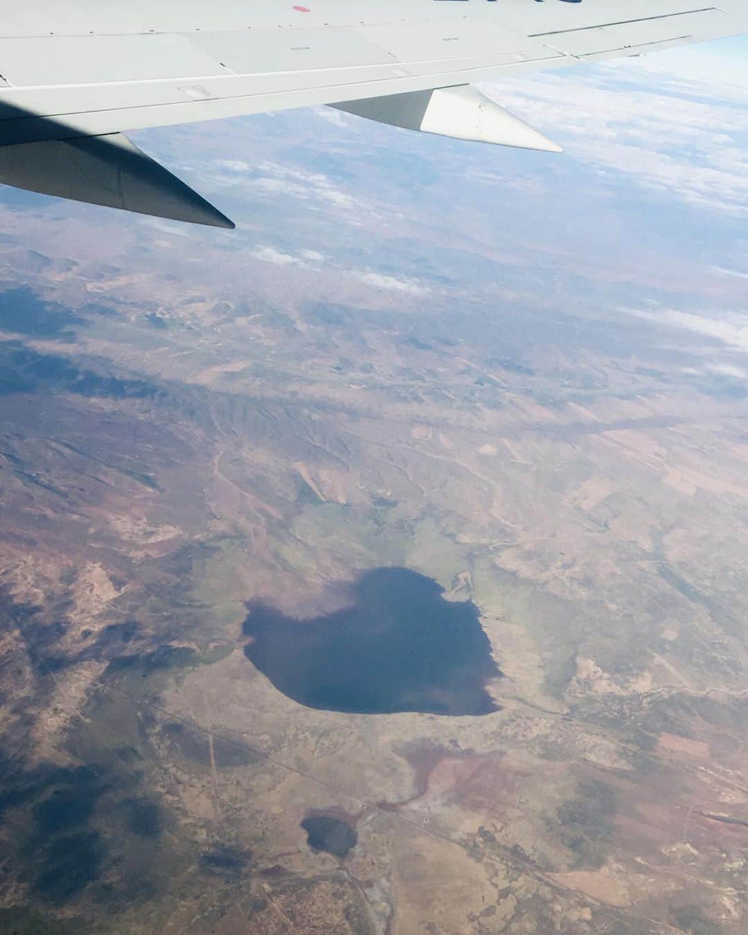 早川茉希さんのインスタグラム写真 - (早川茉希Instagram)「🛫La Paz →Uyuni🛬  離陸から40分ほどでウユニに到着！  機内から見える景色も絶景😳✨ ・ ハートの湖を発見しました❣️😍 なんだか良いことありそう💕  #ハート #湖 #皆さまへおすそ分け #ラパス #ウユニ #ボリビア旅行 #🇧🇴 #lapaz #uyuni #bolivia #南米 #タビジョ #旅行好きな人と繋がりたい」3月16日 22時30分 - maki_hayakawa