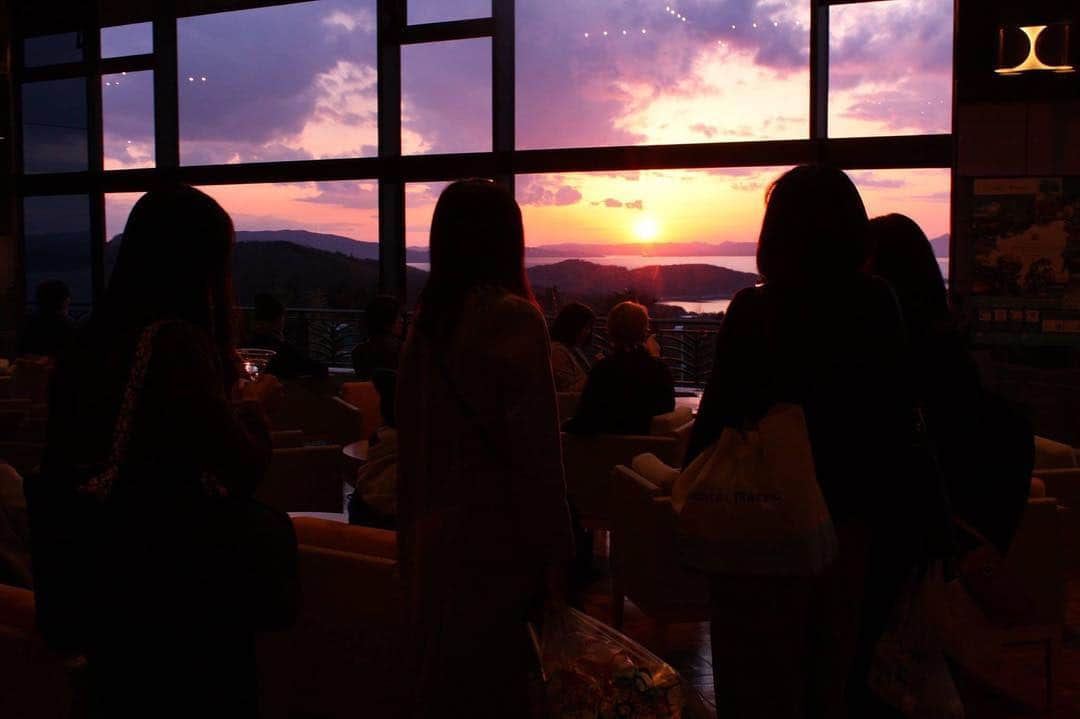 リゾートホテルオリビアン小豆島さんのインスタグラム写真 - (リゾートホテルオリビアン小豆島Instagram)「こんばんは。オリビアン小豆島です。  久々のオリビアンからの夕陽です。  これからキレイな夕陽が見られる季節になりました。 ぜひ、夕陽を見に来てみませんか？  お待ちしています！ --------------------------------------------------------------------------- ◆リゾートホテル オリビアン小豆島◆ URL：https://olivean.com/  TEL：0879-65-2311  mail：olivean-shoudoshima@mystays.com  Instagram：@olivean_shodoshima  ハッシュタグ　 #olivean_shodoshima  #olivean  #オリビアン  #オリビアン小豆島 #オリビアンの夕陽 #ランチバイキング #オリビアンのランチバイキング ◆レストランページはこちら↓◆ https://olivean.com/restaurants/lunch/index.html 2019年2月からランチは土日祝日のみ ランチバイキングの営業とさせていただきます。  一部：11:00～12:30 二部：11:30～13:00 三部：12:45～14:15 ◆宿泊プラン一覧はこちら↓◆ https://olivean.com/accommodation/plan/index.html --------------------------------------------------------------------------」3月16日 22時31分 - olivean_shodoshima