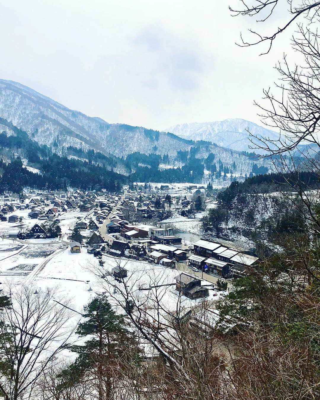 Aoiさんのインスタグラム写真 - (AoiInstagram)「GINGERの企画で #岐阜県 へ女子旅中♡ @ginger_magazine  まずは世界遺産に登録されている #白川郷 へ！ 雪景色と合掌造りの街並みの美しさに感動の嵐✨ マイナスイオンに包まれながら、非日常的な空間にとっても癒されました🍀 . . #GINGER #gg #gingerweb #飛騨高山 #白川村 #女子旅 #合掌造り集落 #岐阜県女子旅 #世界遺産 #観光名所」3月16日 22時36分 - aoioa