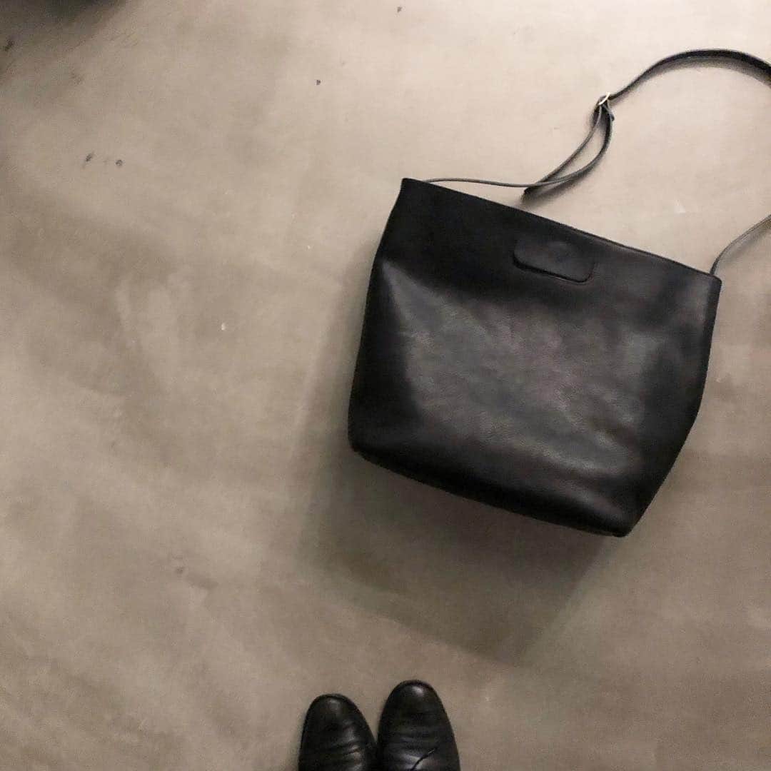 Enseさんのインスタグラム写真 - (EnseInstagram)「バケツ型のトートバッグ . ショルダーを付けて斜め掛け。 . A4サイズもすっぽりと、 かっちりしすぎず、 シンプルでいて、自立してくれる形。 . 男性でも女性でも なぜだか様になる形。 . ense #Ense #アンサ #革鞄 #革財布 #春財布 #bag #wallet #leather #鹿#京町堀 #本町 #肥後橋 #靱公園 #京都 #三条#取外し#ショルダー#バケツバッグ」3月16日 22時32分 - ense.jp