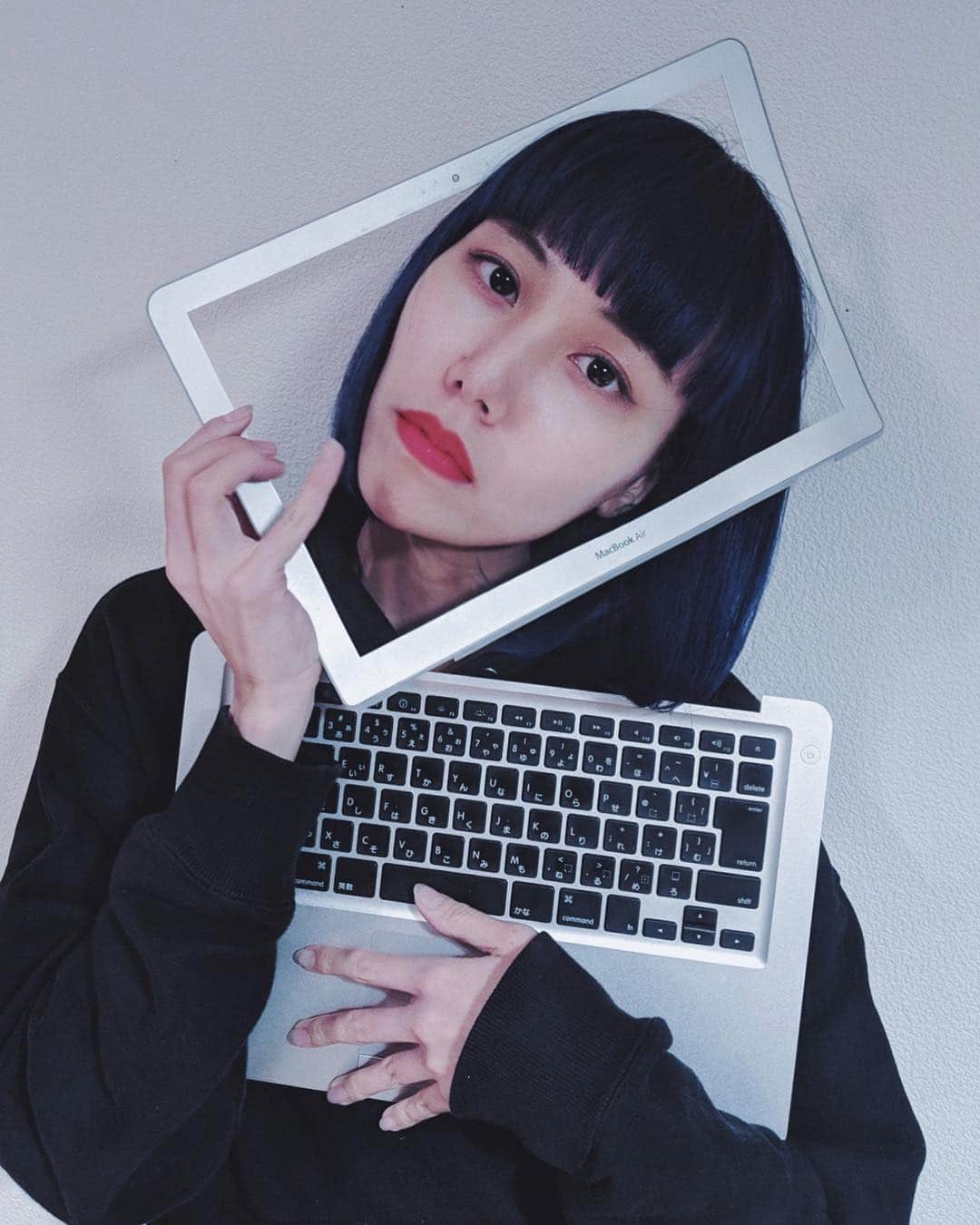 草野絵美さんのインスタグラム写真 - (草野絵美Instagram)「MacBook 💻 in the air...☁💭 . . . . #internetart #macbookair #bluehair #synthwaveart #satelliteyoung」3月16日 22時32分 - emiksn