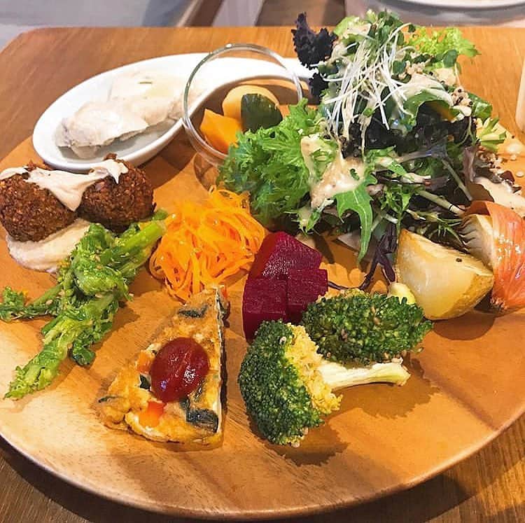 のインスタグラム：「. 私もついに、玄米生活を始めました...✨ . オーガニック料理やオーガニックドリンクを投稿する時は是非「#ベジ部」と「#todaysvege」のハッシュタグをつけて投稿してください🌿 素敵な投稿はベジ部がリポストします！ みなさんで健康な毎日をシェアしましょう😊 . Repost from @footpath.coffee  兵庫県加古川市のオーガニックカフェ＆マーケット　Dr,ROSE　カフェとショップが一緒になったお店です。ベッドのようなソファーがあって、雑貨や服などもあります。玄米サラダランチとデリプレートをいただきました。沢山の種類が入っています。 @dr.rose_cafe  #加古川市　#カフェ　#オーガニック料理　#オーガニックカフェ　#ヨガ　#雑貨店　#洋服店　#サラダ　#プレートランチ　#ランチ」