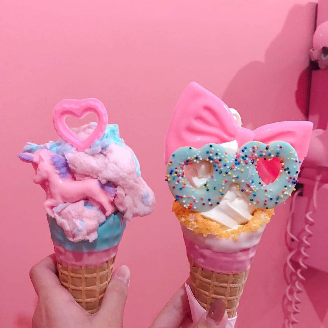 野田華子さんのインスタグラム写真 - (野田華子Instagram)「にいなが行きたがってた有名なインスタ映え映えのアイスクリーム屋さん @eddys_ice_cream_  夕方に行ったので全く並ばずに買えたよ🍦🦄💜 おばばも調子乗ってぱしゃり📷 (石投げないで！笑) 元々あるデザインからも選べるし、1から自分で組み合わせて作ることもできるし これは女の子喜ぶやーつ🦄💜💜💜 場所も覚えたからまた行こっと😊  #まさに #インスタ映え #アイスクリーム #eddysicecream #hub_eddysicecream #PR」3月16日 22時32分 - noda.hanako