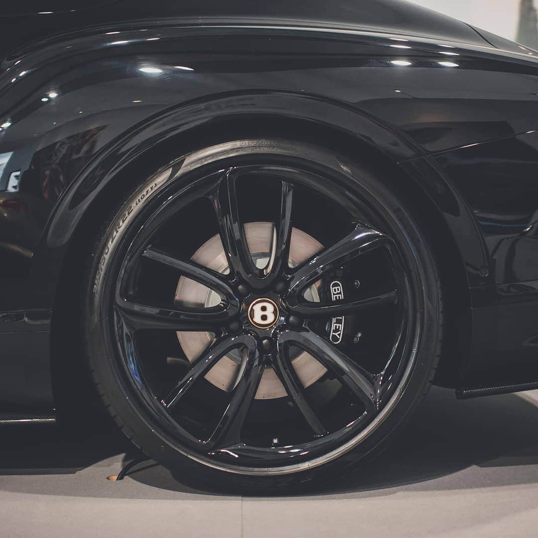 ベントレーさんのインスタグラム写真 - (ベントレーInstagram)「The hand-finished, black-painted 22” wheel of the #ContinentalGT Number 9 Edition by #Mulliner on the #Bentley stand at #CheltenhamFestival. Exterior paint: Beluga. Image by @amyshorephotography. Link in bio. #Bentley100Years #TheFestival #WorldOfBentley  Continental GT WLTP drive cycle: fuel consumption, mpg (l/100km) - Combined 20.8 (13.6). Combined CO2 – 308 g/km.」3月16日 22時42分 - bentleymotors