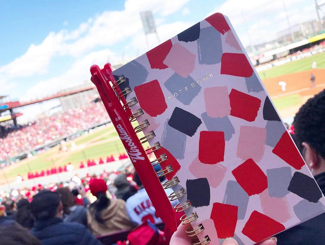 西口真央さんのインスタグラム写真 - (西口真央Instagram)「3/16 新井貴浩さん引退セレモニー🏟 @広テレ中継 父と昔から応援していた新井さん！ 今日は会社で見ていたのですが感動と笑いに包まれた時間でした☺︎ . 【広島テレビのホームページでは「20年間ありがとう 新井貴弘氏 引退セレモニー」の様子を3/29(金)まで配信しています☆】 . #カープ #新井貴浩 さん #引退セレモニー 写真はオープン戦観戦の時のものです☺︎」3月16日 22時42分 - maaaaaaaoo_1003