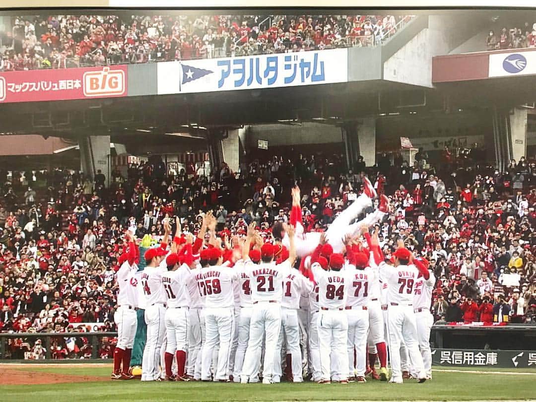 西口真央さんのインスタグラム写真 - (西口真央Instagram)「3/16 新井貴浩さん引退セレモニー🏟 @広テレ中継 父と昔から応援していた新井さん！ 今日は会社で見ていたのですが感動と笑いに包まれた時間でした☺︎ . 【広島テレビのホームページでは「20年間ありがとう 新井貴弘氏 引退セレモニー」の様子を3/29(金)まで配信しています☆】 . #カープ #新井貴浩 さん #引退セレモニー 写真はオープン戦観戦の時のものです☺︎」3月16日 22時42分 - maaaaaaaoo_1003