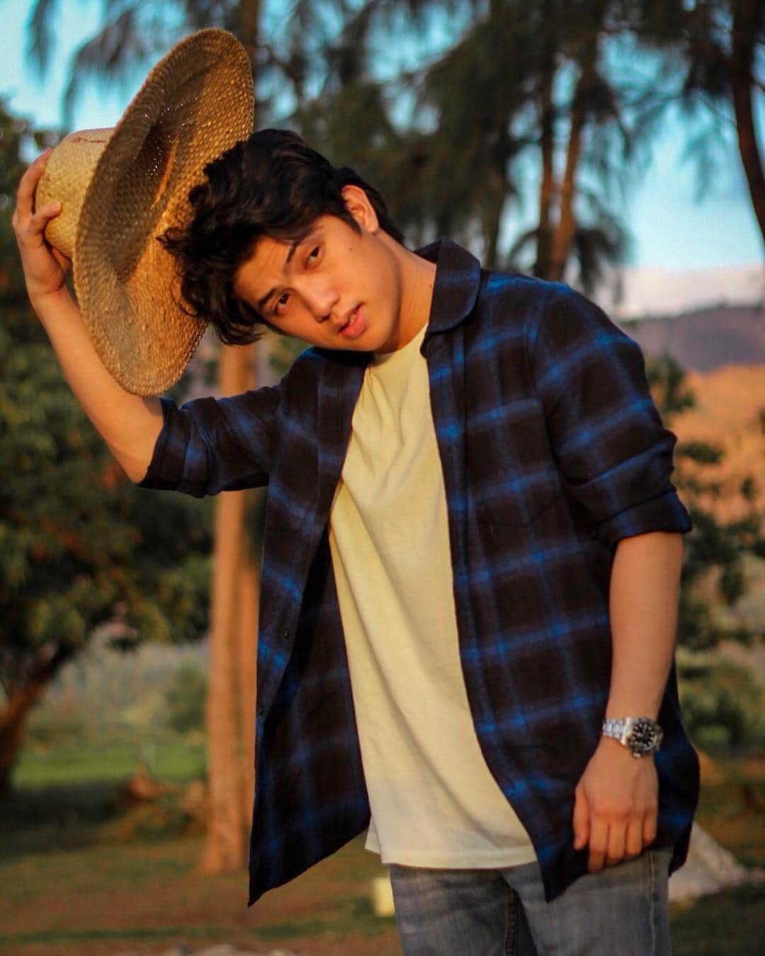 Ranz Kyleさんのインスタグラム写真 - (Ranz KyleInstagram)「A bit of a Farm boy in me haha 👨🏻‍🌾🌳」3月16日 22時35分 - ranzkyle