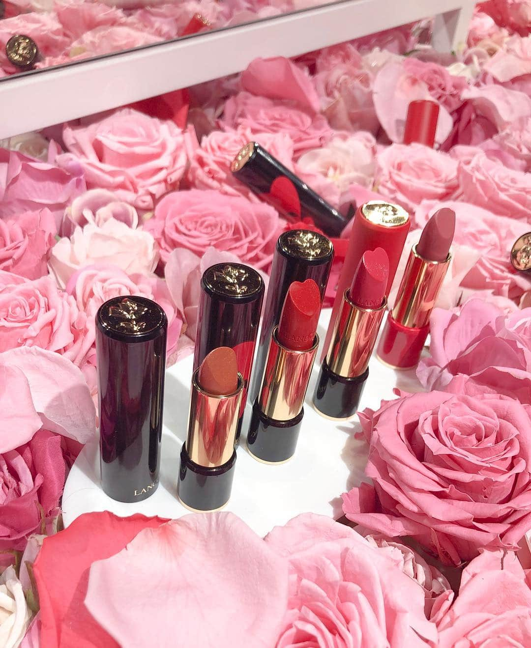 土屋香織さんのインスタグラム写真 - (土屋香織Instagram)「❁. L’ABSOLU ROUGE @lancomeofficial . ランコムの新商品発表会へ。 . たまらなく可愛い ハートと大理石のルージュに いちごミルクのような化粧水 毛穴消すスティックに クリームのマスク♡ . 可愛いコスメは 気分が上がりますね❁ . . . #lancome #ランコム #ラプソリュルージュ #ウルトラファンデ #ティント #リップ #マーブルリップ #大理石リップ #亜麻仁オム #ラプソリュハートリップ #コスメレポ #コスメ紹介 #コスメ部 #コスメマニア #コスメレビュー #デパコス #コスメ大好き #スキンケア女将 #pinkpinkpink #メイク #メイクアップ #今日のメイク #美容垢さんと繋がりたい #メイク好き #コスメ好きさんと繋がりたい #アイメイク #春コスメ #春新作 #新作コスメ」3月16日 22時39分 - kaorintsuchiya