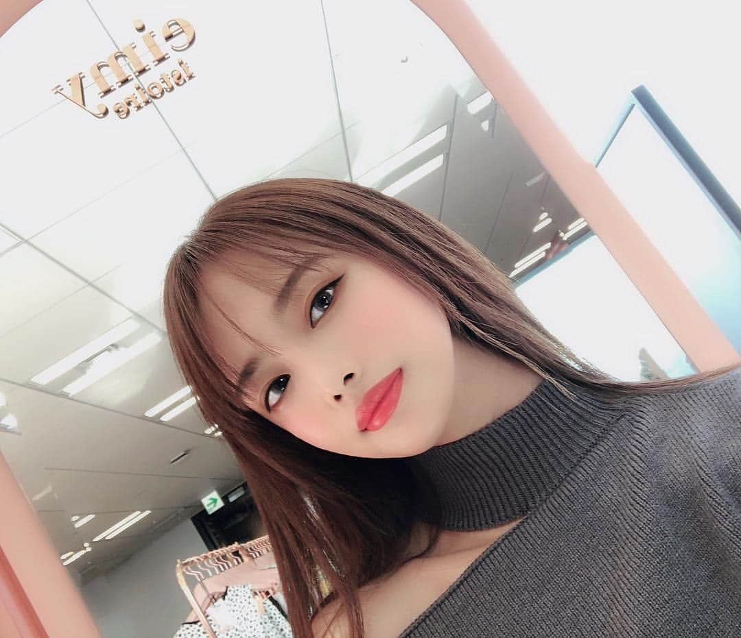 茶谷伊織のインスタグラム：「. I got bangs💇🏻‍♀️ そう言えば我慢出来なくて 前髪切っちゃった！ あ、トップスの質問きてたのですが これはDABAGIRLのです！ 早く春服たくさん着たいな🌸 #newhair #fashion」