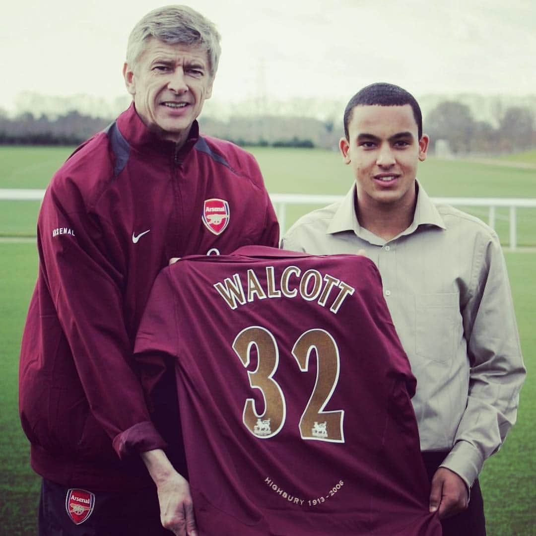 アーセナルFCさんのインスタグラム写真 - (アーセナルFCInstagram)「⏪ Rewind to the day a teenage Theo Walcott signed for us... #afc #arsenal #arsenalfc #walcott #threeowalcott #wenger」3月16日 22時41分 - arsenal