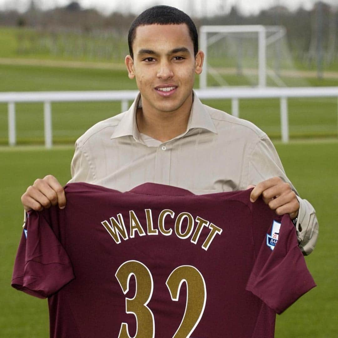 アーセナルFCさんのインスタグラム写真 - (アーセナルFCInstagram)「⏪ Rewind to the day a teenage Theo Walcott signed for us... #afc #arsenal #arsenalfc #walcott #threeowalcott #wenger」3月16日 22時41分 - arsenal