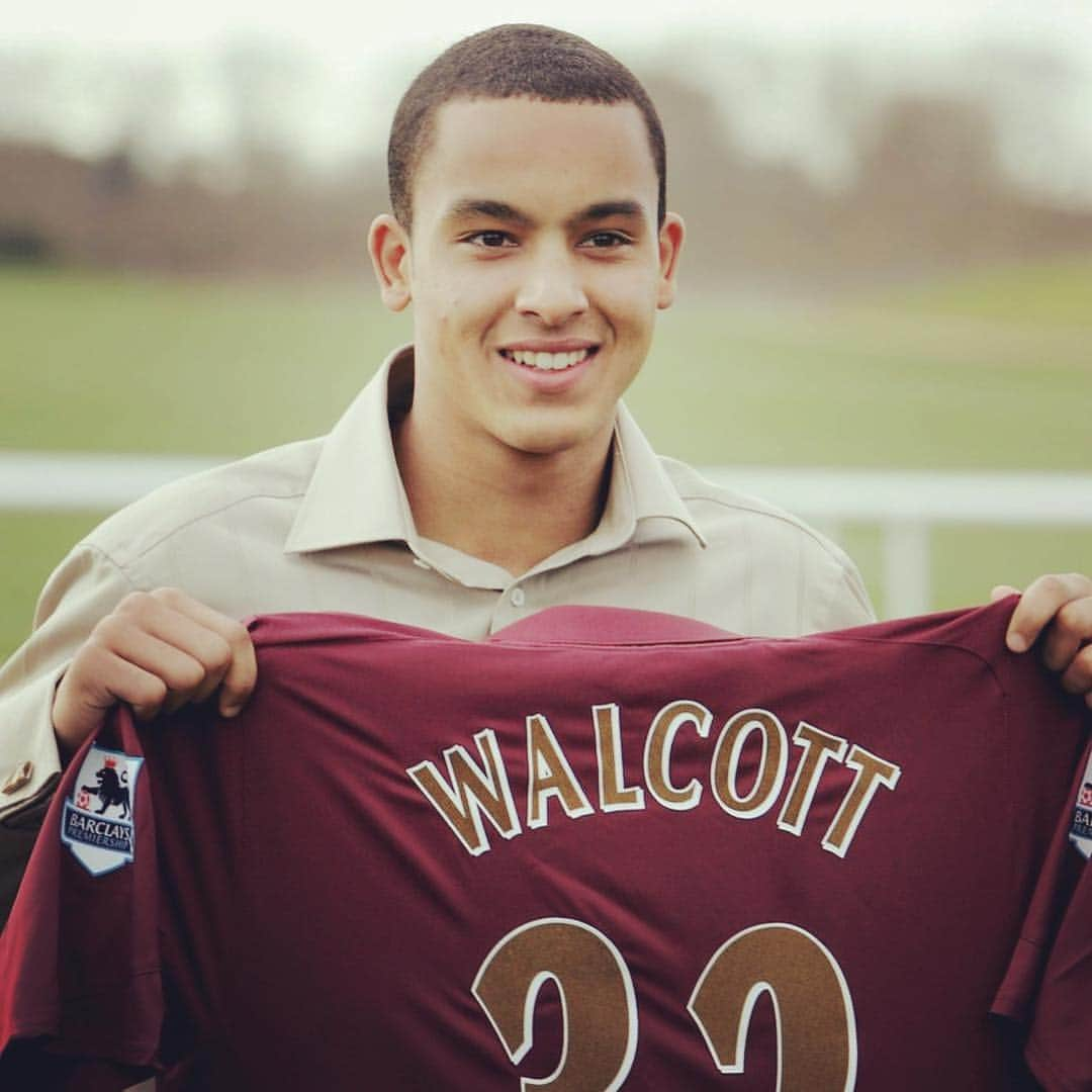 アーセナルFCさんのインスタグラム写真 - (アーセナルFCInstagram)「⏪ Rewind to the day a teenage Theo Walcott signed for us... #afc #arsenal #arsenalfc #walcott #threeowalcott #wenger」3月16日 22時41分 - arsenal