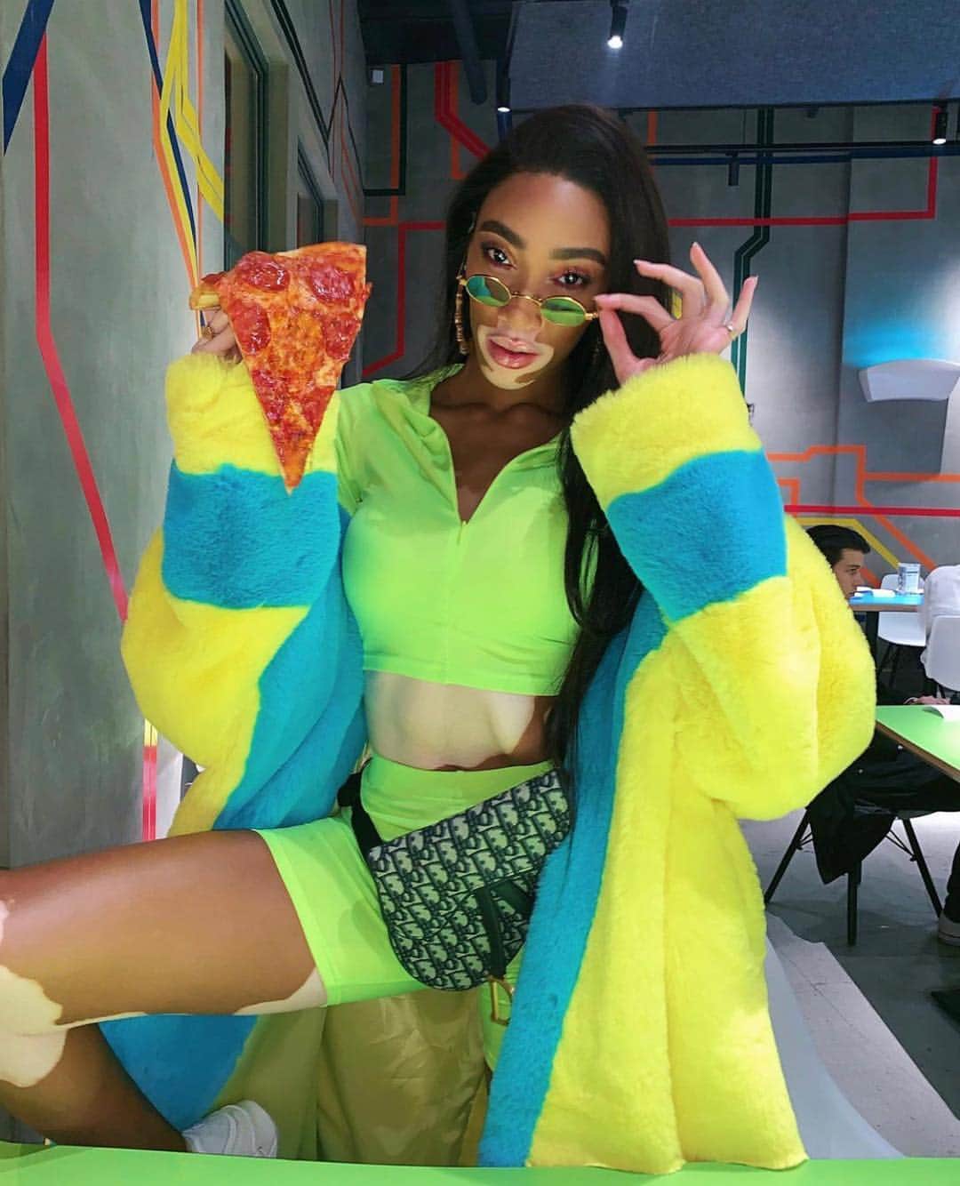 Cosmopolitanさんのインスタグラム写真 - (CosmopolitanInstagram)「Kiss me, I have pizza 💋 🍕  #rg @winnieharlow」3月16日 22時51分 - cosmopolitan