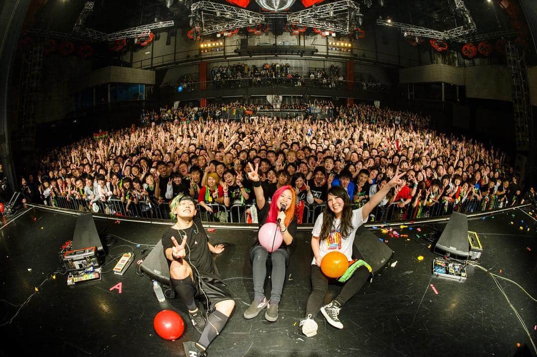 あやぺたのインスタグラム：「バンドって最高すぎるって思わせてくれてありがとう。バンド人生選んで人生最高なってる。やーまん。ばりやーまん。  photo by @ninjajon」