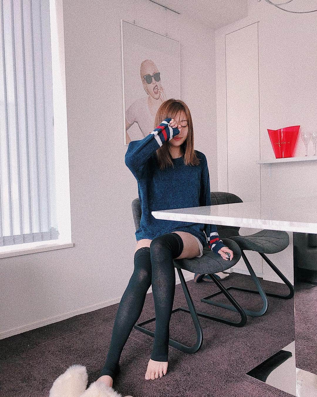 のインスタグラム：「・ 新しいダイニングテーブルがやっと届いた😂💓 ラグジュアリーになりすぎないように シックでシンプルな椅子と組み合わせました🌹 ・ ルームソックスは #アンジェリール （ @roombra ）のもの🧦 家にいる時の浮腫みもそうだけど、 冷え予防でもダブルで愛用❤︎ （とかいいつつショートパンツ）  #ルームウェア #キュッとルームソックス」