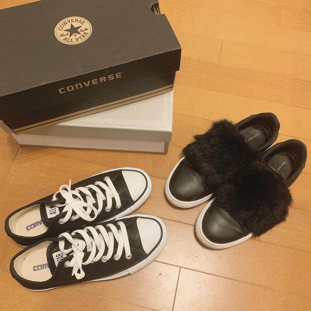 神谷美伽のインスタグラム：「黒い靴が欲しい。って思ってたらこの2足に出会えた♡キラキラとフワフワ🥰  #shoes #お気に入り#converse #chiakikatagiri #キラキラ#フワフワ #black #ペタンコ靴 #ママ #ママコーデ#姉妹ママ」