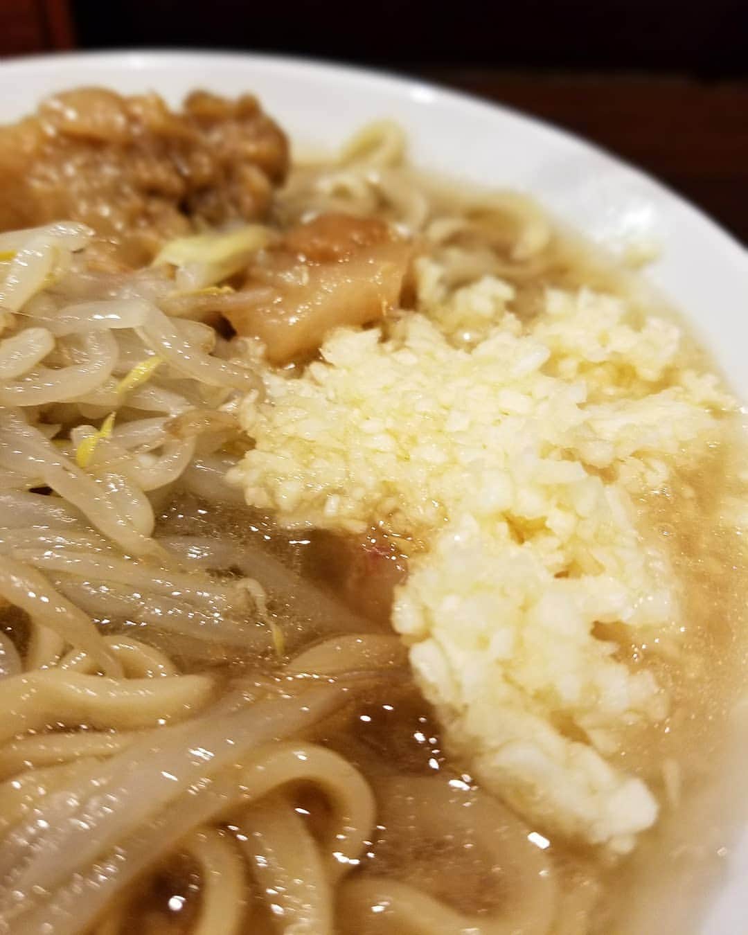 松本拓馬さんのインスタグラム写真 - (松本拓馬Instagram)「ピコピコポン🌈/西早稲田 やや乳化、マイルドな中にもビシッとカエシが効いているスープ . 二郎系にしては少し細めのちぢれ麺がスープに絡みやすく、舌触りも良し . 豚は肩ロースのバランスが良い脂加減、柔らかい 野菜はクタクタのモヤシ ニンニクの辛みは少なく、アブラはカエシが染み込んでいてグッド . 豚星。出身の店主は、人当たりがよく気持ちの良い接客😵 美味しかったです！！また行きます！ . #ピコピコポン #二郎系 #ジロリアン #松本拓馬のライジングルメ」3月16日 22時48分 - takuma_matsumoto_