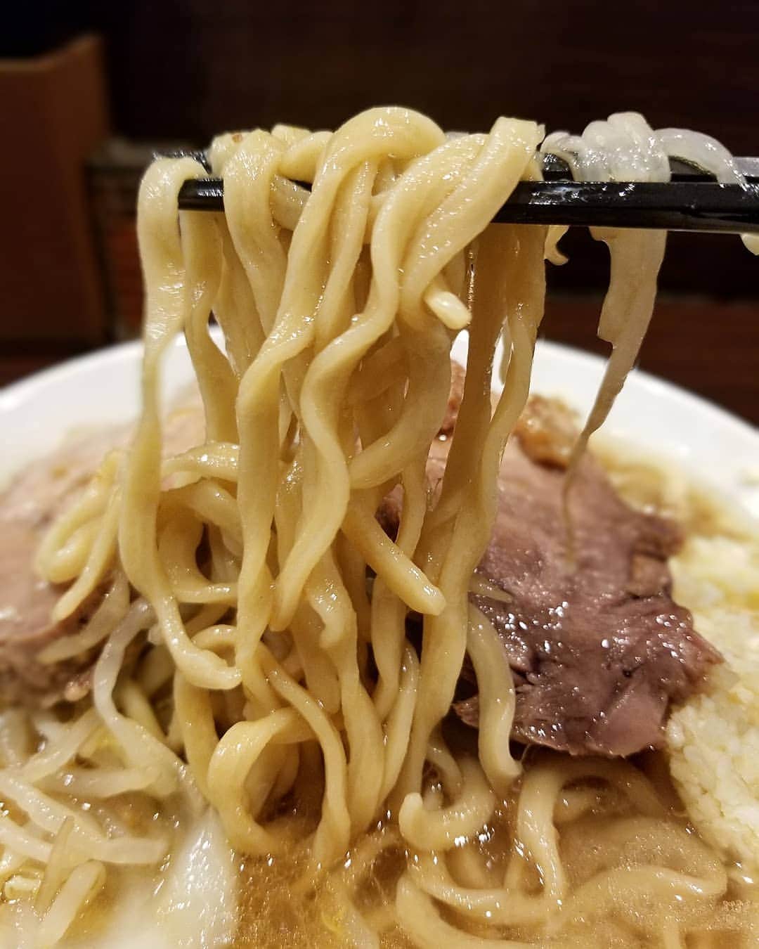 松本拓馬さんのインスタグラム写真 - (松本拓馬Instagram)「ピコピコポン🌈/西早稲田 やや乳化、マイルドな中にもビシッとカエシが効いているスープ . 二郎系にしては少し細めのちぢれ麺がスープに絡みやすく、舌触りも良し . 豚は肩ロースのバランスが良い脂加減、柔らかい 野菜はクタクタのモヤシ ニンニクの辛みは少なく、アブラはカエシが染み込んでいてグッド . 豚星。出身の店主は、人当たりがよく気持ちの良い接客😵 美味しかったです！！また行きます！ . #ピコピコポン #二郎系 #ジロリアン #松本拓馬のライジングルメ」3月16日 22時48分 - takuma_matsumoto_