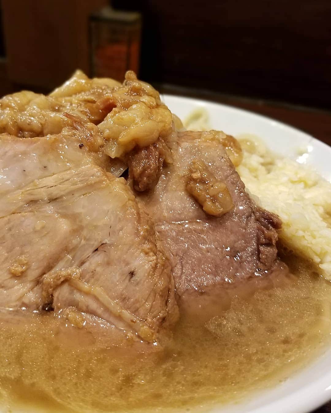 松本拓馬さんのインスタグラム写真 - (松本拓馬Instagram)「ピコピコポン🌈/西早稲田 やや乳化、マイルドな中にもビシッとカエシが効いているスープ . 二郎系にしては少し細めのちぢれ麺がスープに絡みやすく、舌触りも良し . 豚は肩ロースのバランスが良い脂加減、柔らかい 野菜はクタクタのモヤシ ニンニクの辛みは少なく、アブラはカエシが染み込んでいてグッド . 豚星。出身の店主は、人当たりがよく気持ちの良い接客😵 美味しかったです！！また行きます！ . #ピコピコポン #二郎系 #ジロリアン #松本拓馬のライジングルメ」3月16日 22時48分 - takuma_matsumoto_