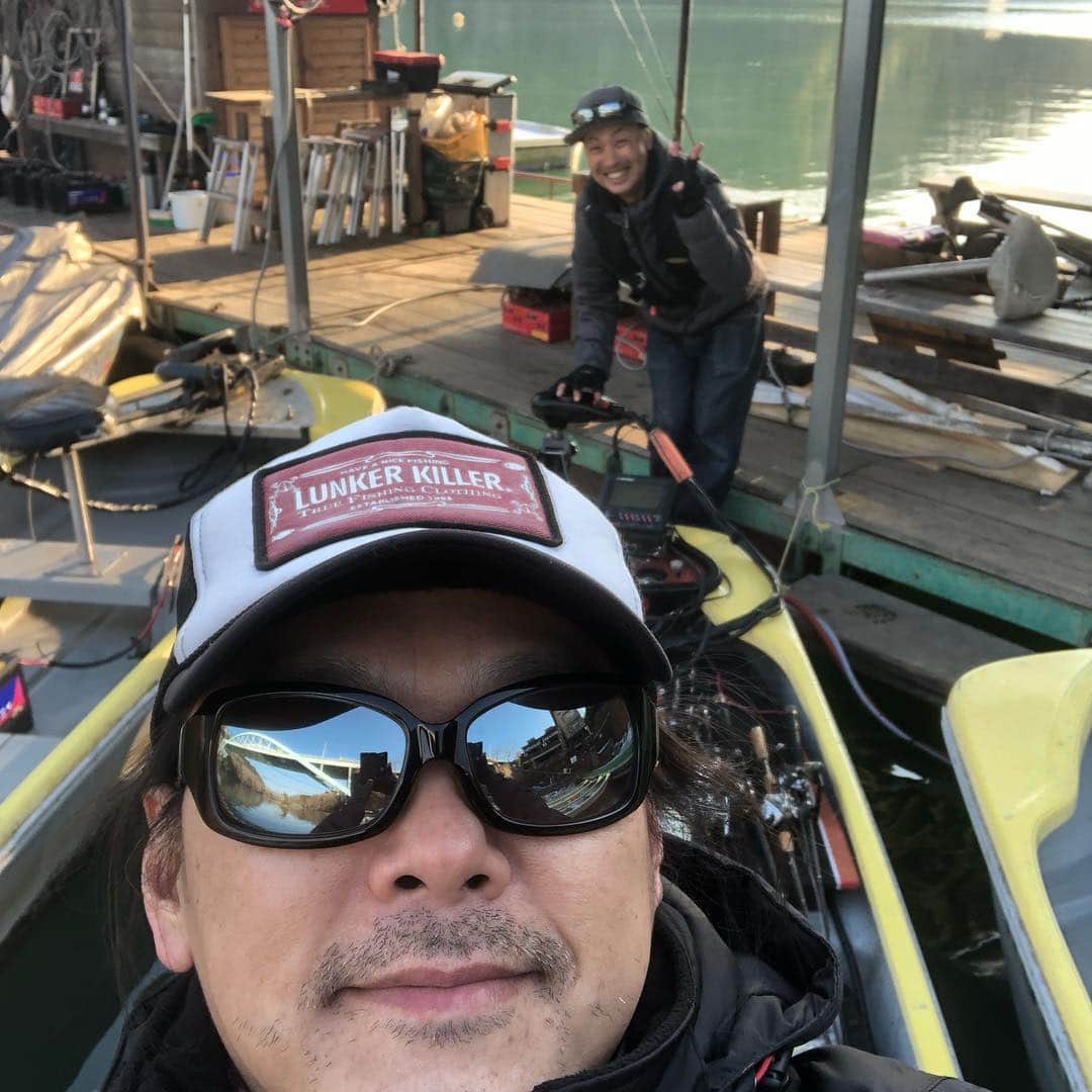 人時のインスタグラム：「昨日はdepsの上杉さんと相模湖へ寒の戻りで朝はガイドが凍ってしまうほどに…。先月は水温11を超えたりしてたのに8度とか7度に…(涙)…。コンツァージグとスタッガーオリジナル5インチでバイトらしきものは得ましたがその先はなく…。他の方々は無だったらしいです…。そんな中、僕の自作リグはというと僕には3チェイスでキスバイト1.上杉さんにも自作リグを使用していただき1チェイス。魚を呼んでくれるみたいです。強力にアピールしてくれている事が何となく判明してきました^_^ もう少し煮詰めてこっそり楽しみたいと思います^_^ ただ、腕に相当負担がかかるので楽しむというよりは修行に近いかもしれません…。もうちょっと改良して納得のいくものにしたいと思います！  上杉さんありがとうございました！  #hideup #deps #スタッガーオリジナル」