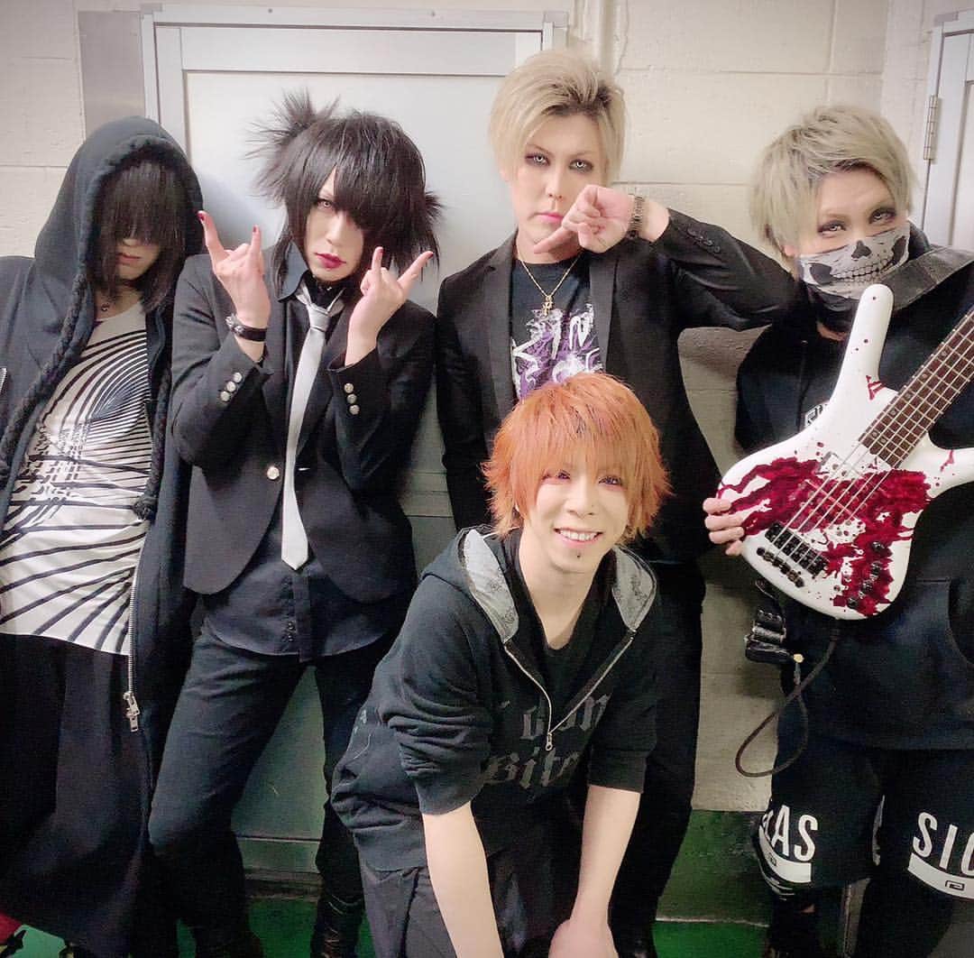 Kyrieのインスタグラム：「高田馬場公演。カリスマセッションでした。有難う。  共演するのは初めてでも、 同じ時代を歩いてきた仲間の新しい門出に 少しでも花を添えられただろうか。  龍華さん、お誕生日おめでとう。」