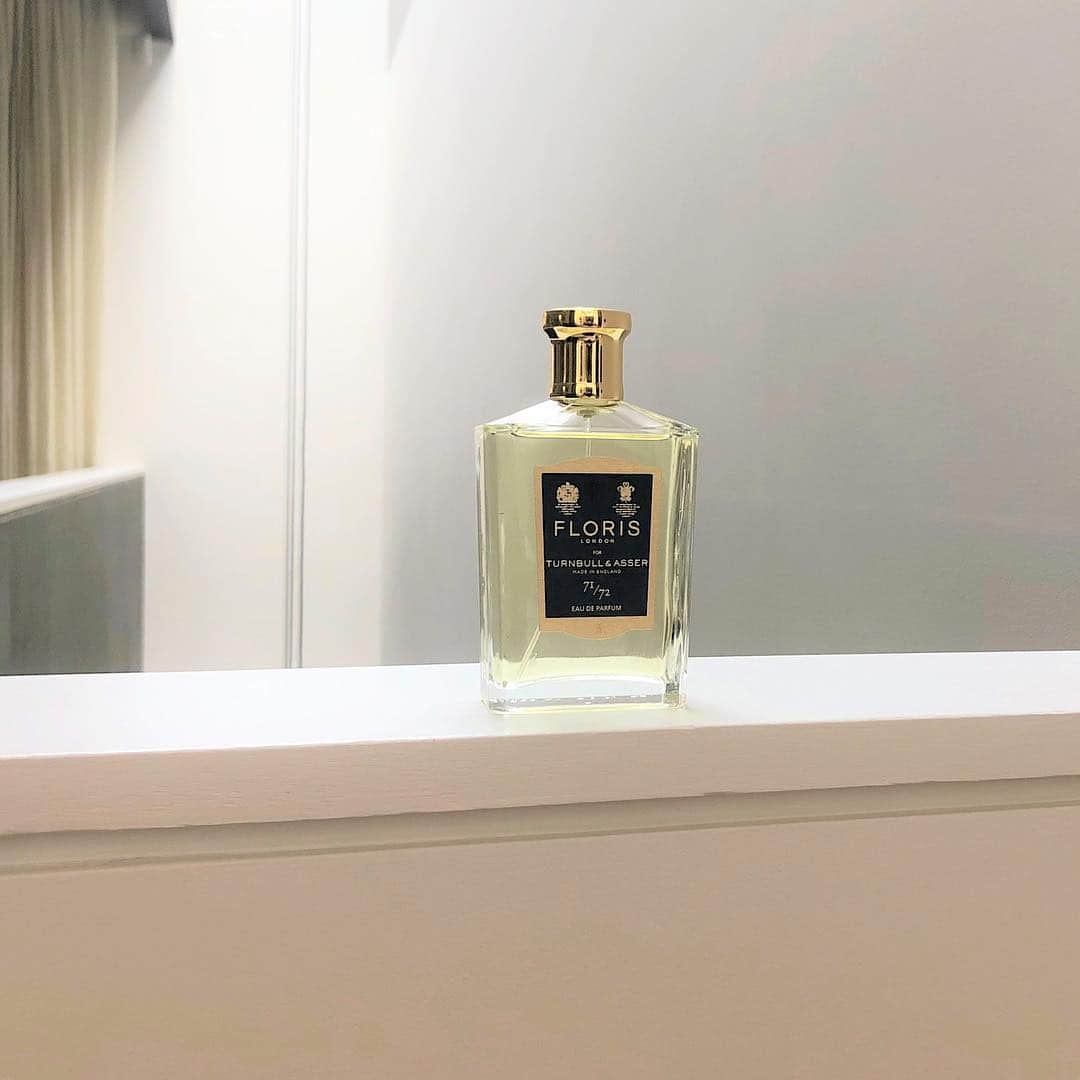 のインスタグラム：「Is there anything more invigorating than crisp notes of jupiner and bergamot? 71/72 Eau de Parfum, perfectly paired to enjoy with a gin and tonic in your hand. #FlorisLondon」