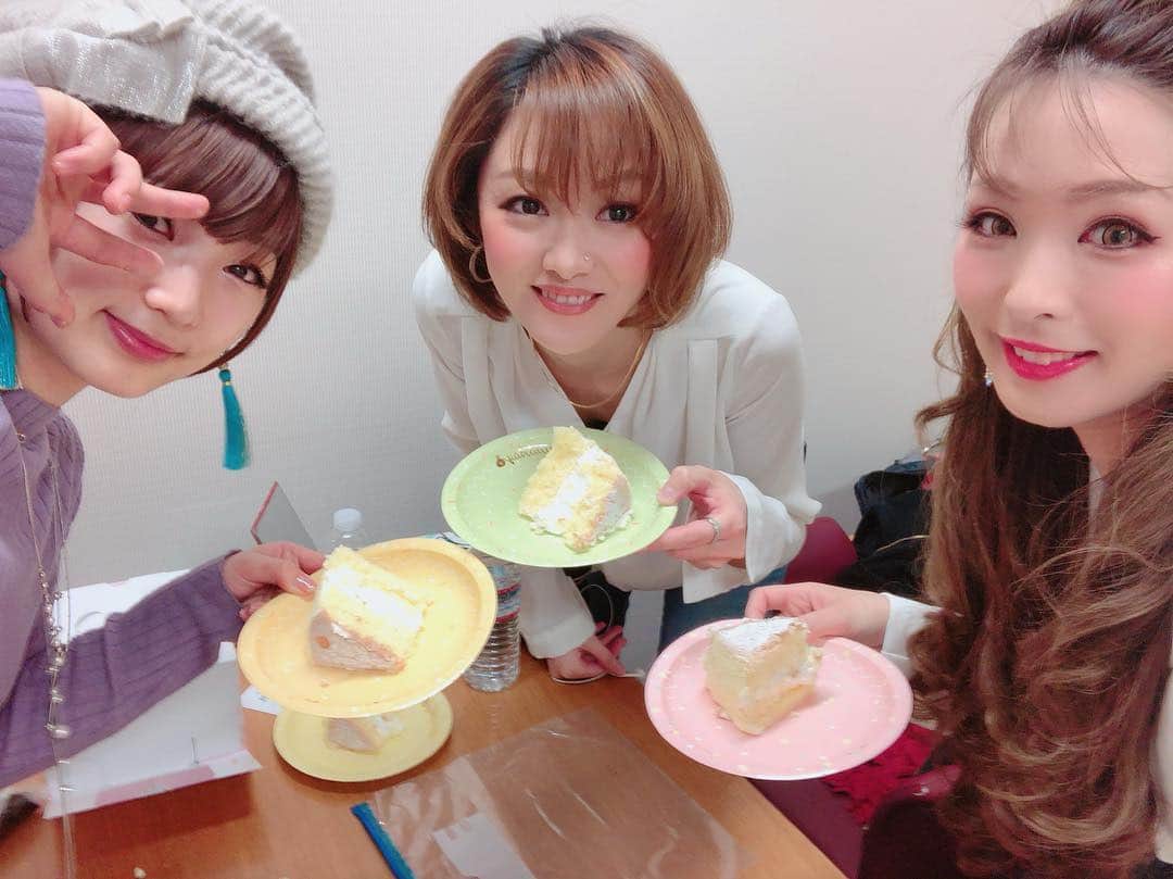 Fujikoさんのインスタグラム写真 - (FujikoInstagram)「今日のメンバー❤️😳✨ 左から、#船堂舞 ちゃん #Kana Taiyouwa hitothuさん、#ヒサ絵さん @hisae_0306  みんなのおかげで充実した一日になりました👩🏼✨✨ 四月は、ヒサ絵さんにお誘いいただき、静岡でライブが決まりました！ 静岡のみんなに会えるの楽しみにしてます😊🌈 . . . #Fujiko #ヒサ絵 #船堂舞 #KanaTaiyouwahitothu #japanesegirl #歌手 #アーティスト #fashion #大阪 #人気 #関西」3月16日 22時59分 - fujikochan1023