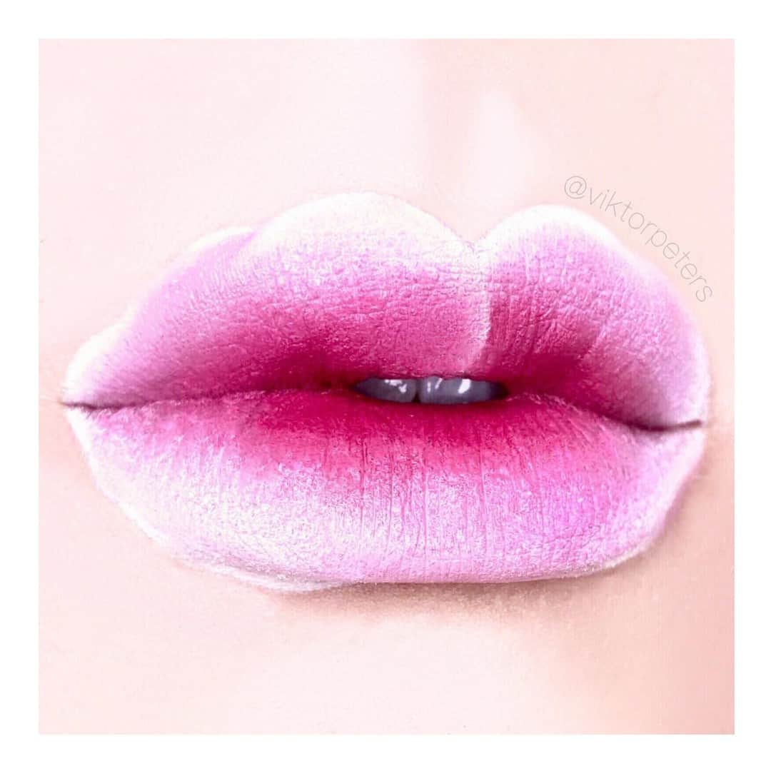 さんのインスタグラム写真 - (Instagram)「Цветки сакуры распустились не только на упаковке новой коллекции #MACBoomBoomBloom, но и на губах. Розовые лепестки — сочетание помад Lipstick в оттенках Hey, Kiss Me! и Framboise Moi 🌸 ⠀ MUA: @viktorpeters #MACCosmeticsRussia」3月16日 23時00分 - maccosmeticsrussia