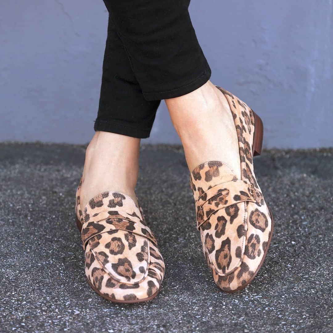 ヴィンスカムートさんのインスタグラム写真 - (ヴィンスカムートInstagram)「Update your perfectly preppy penny loafers with a pop of leopard! Tap to shop the Macinda at vincecamuto.com. #shoestyle #flats」3月16日 23時00分 - vincecamuto