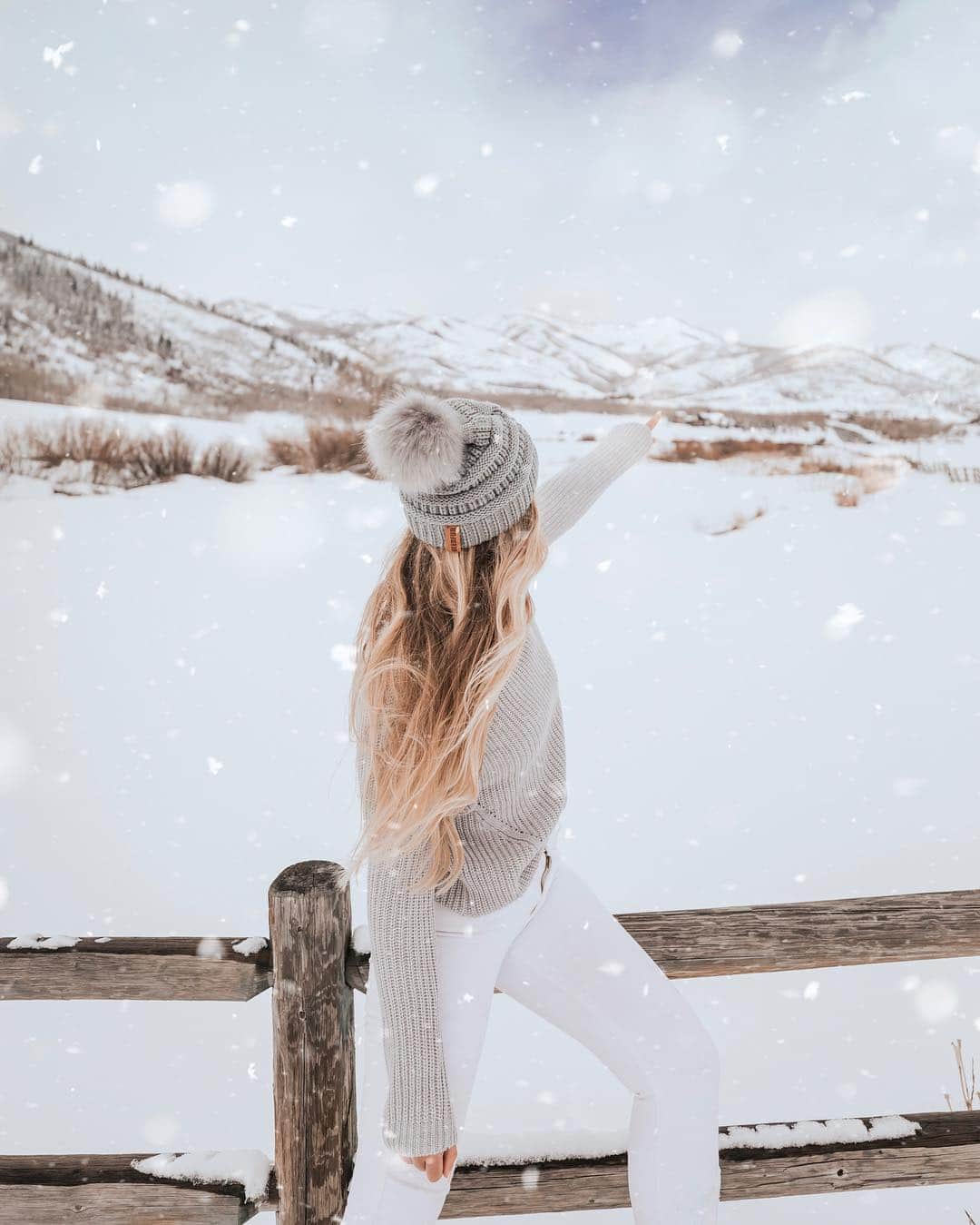 サシャ・カリスのインスタグラム：「I wonder what’s beyond the mountains.... 🏔 Find out with me? Who’s ready for the hike? . . . 📸 @jessicajanaephotography #parkcity #utah #snowphotography #ootd #fashionblogger #travelblogger #travelphotography」