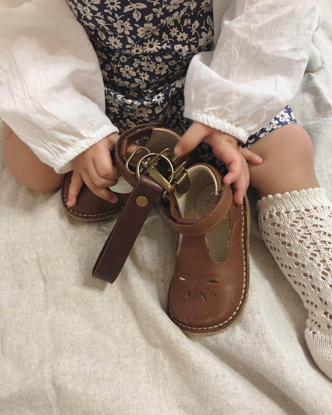 目見田早弥子のインスタグラム：「| Eureka 👞 娘お気に入りのくっくとシューズクリップ。 とにかく歩くことが大好きなので 玄関に行って靴を持ってきて (ちゃんと同じ靴をセットで持ってくることに感動) 履こうとするそぶりまでするように！ 最近のお気に入りは @stellina.shop さんで 細かくオーダーさせていただいたEurekaのお靴⚐ ⠀ おでかけに靴を持っていくようになった頃、 可愛くてシンプルなシューズクリップはないかなぁ...と いろいろ探してやっとやっと好みのものをget🧺 欲しいものがあってそれはどこで売ってるかな、 もっと自分の好みのものないかな、という時は igのハッシュタグやタグ付けを見て 徹底的に探します😂🌟」
