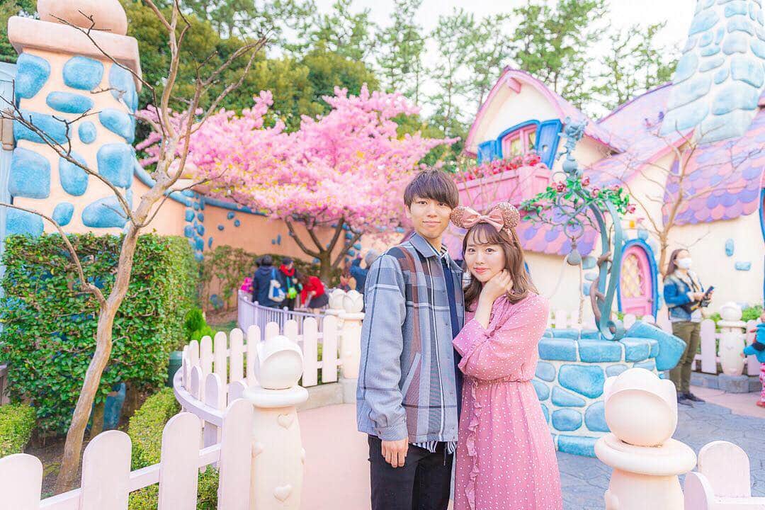 のインスタグラム：「🌸 . 可愛くて面白いキャストさんが撮ってくれたの🥰📷 ミニーちゃんのお家の桜見れてよかった〜☺💒️🌸 . . #shihorin__disney #disney #disneyland #tokyodisneyland #tokyodisneyresort #disneyphoto #tdl #tdr #ディズニー #ディズニーランド #東京ディズニーランド #東京ディズニーリゾート #ミニーちゃんの家 #ミニーの家 #カップルディズニー #桜 #ディズニーコーデ #ミニーちゃんコーデ」