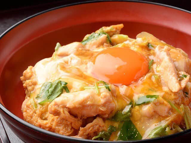 のインスタグラム：「丼ぶりの中央で魅惑の笑みをたたえる八ヶ岳卵をつついて崩壊させ、これでもかと、ほぼ生に近い八ヶ岳玉子のとろみと甘みを享受してほしい親子丼。 #東京カレンダー #東カレ #tokyocalendar #親子丼 #赤坂 #鳥幸」