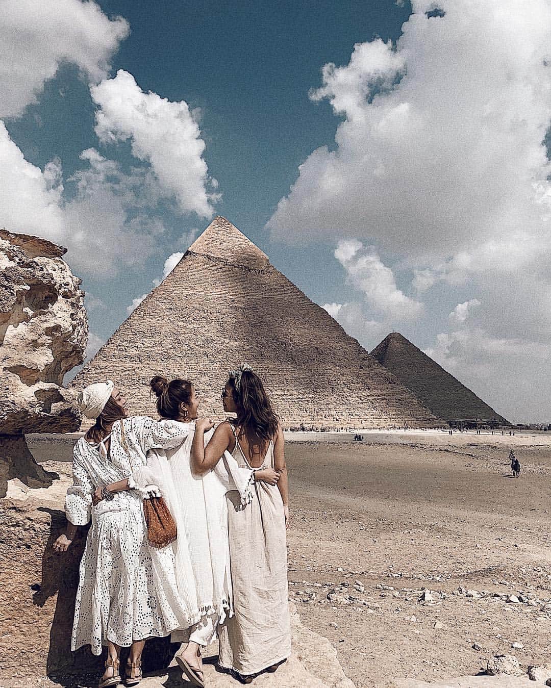 Manamiのインスタグラム：「Finally🙌🏼 We were here🙌🏼🤩△△🐪 ㅤ ずっとずっと憧れてたピラミッド😭🙏🏽✨ もちろんクフ王のピラミッドの 内部にも入ってきました!!!△ (入場も内部に入ったのも私たちが一番乗りだった😂) ㅤ postもようやくここまで辿り着いたけど 次の旅行(明後日)までにpost終わらなそう😂」