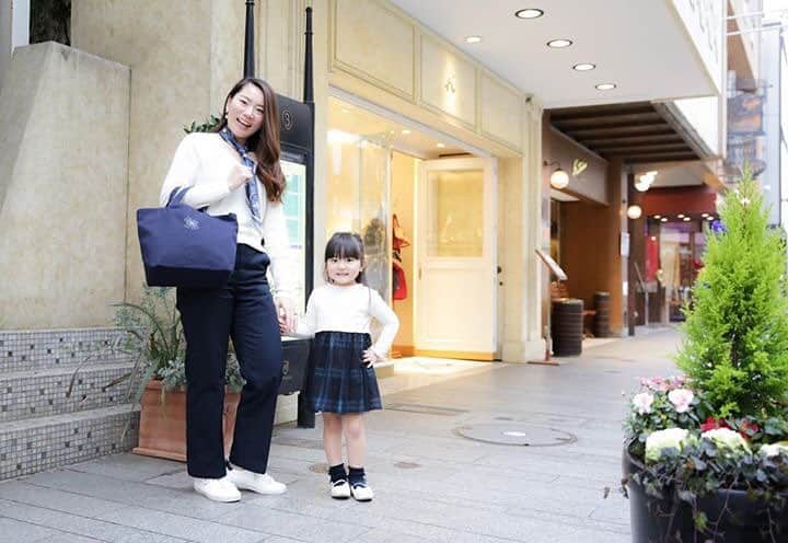 のインスタグラム：「. . .【キタムラ様で撮影でした♪】 .元町商店街のキタムラさんと、神奈川MEBYOスタイルアンバサダーで作ったコラボバックを持って親子でポーズ😊💕 . . #コラボバッグ #キタムラ #元町商店街 #オアシス #神奈川MEBYOスタイルアンバサダー #フリーアナウンサー金谷有希子 #神奈川県 #神奈川 #県庁 #MEBYOスタイル #フリーアナウンサー #金谷有希子 #ママアナウンサー #女の子ママ #11ヶ月」