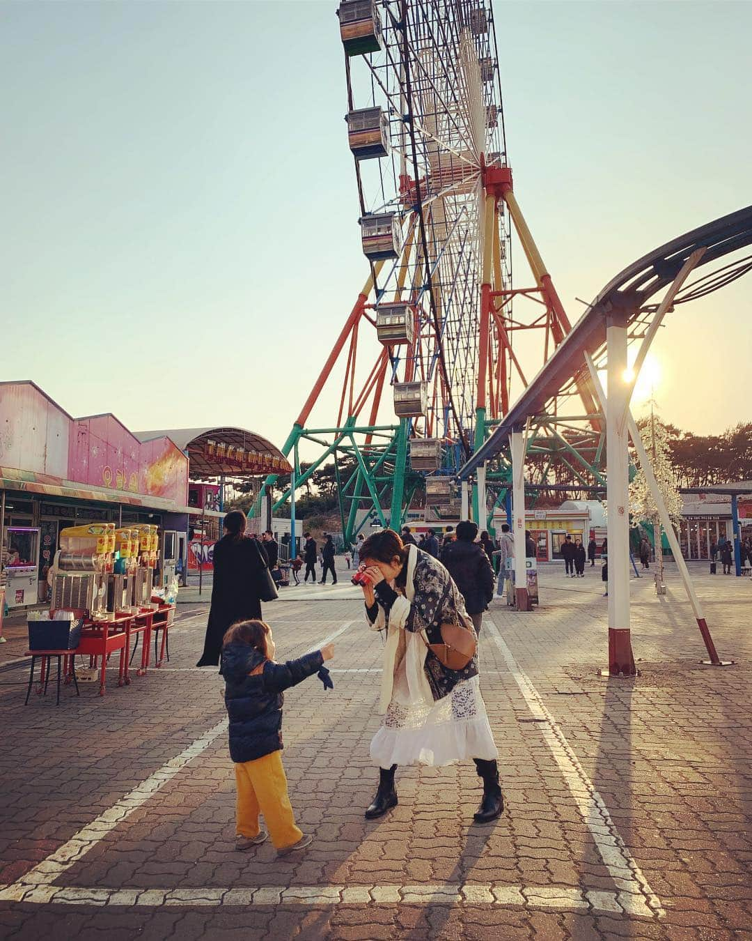 キム・ナヨンさんのインスタグラム写真 - (キム・ナヨンInstagram)「우리에겐 LA같았던 삽교호 놀이동산 🎡🎢🎠 #LA는안가봤지만 (📸 @ybkimji )」3月16日 23時02分 - nayoungkeem