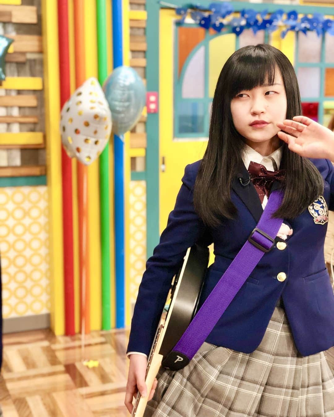 涌嶋茜さんのインスタグラム写真 - (涌嶋茜Instagram)「ハニトラに撮ってもらったのだ。 身近にこんな顔で映る奴いたら仲良くなれないのだ。知らんけど。 #青春高校3年C組 #ぞーさんギター #涌嶋茜 #うーぱおしつぶされ事件」3月16日 23時02分 - wakussy