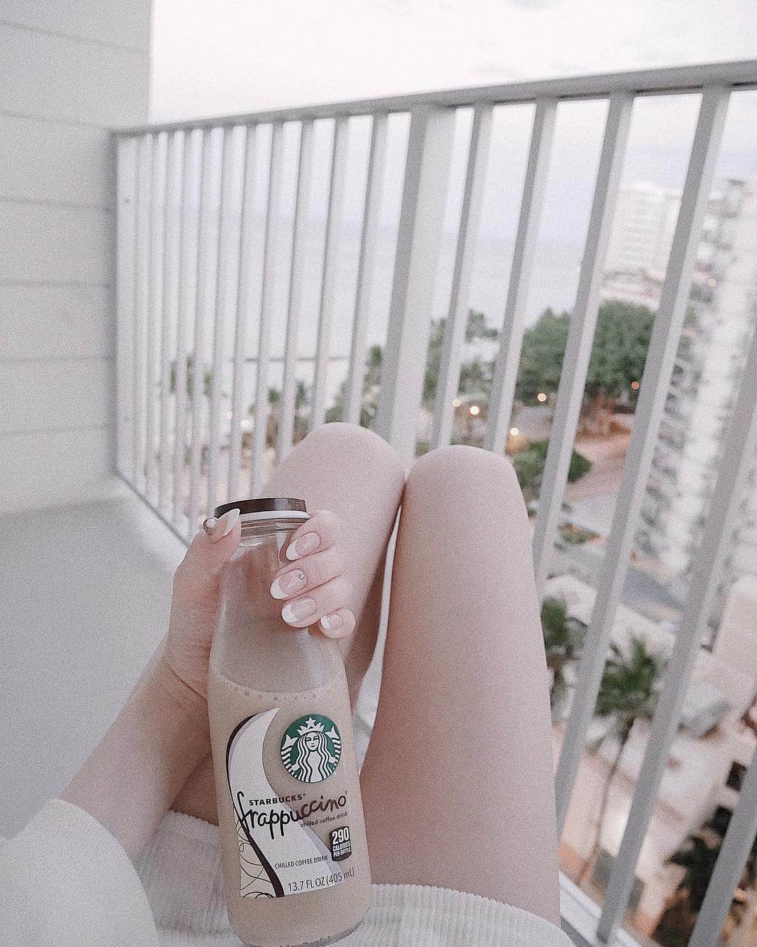 のインスタグラム：「ハワイでの朝🐚﻿ 朝の海を見ながらのスタバ☕️﻿とにかく最高だった🥺﻿ ハワイのときのネイルは海をイメージして いつものフレンチにブルーのストーンを 入れたのがポイントでした💗💗💗﻿ ﻿ . . . #ハワイ #ホテル #オーシャンビュー #ルームウェア #女子 #女の子 #可愛くなりたい #綺麗になりたい﻿﻿ #美脚 なりたい﻿﻿ #ネイル #ネイルデザイン #太もも #スタバ #スターバックス #フレンチネイル #hotel #hawaii #diet #slim #foot﻿﻿ #nail #naildesign  #room #roomwear #japanesegirl #girl #ocean #oceanview #nailstagram #starbucks」